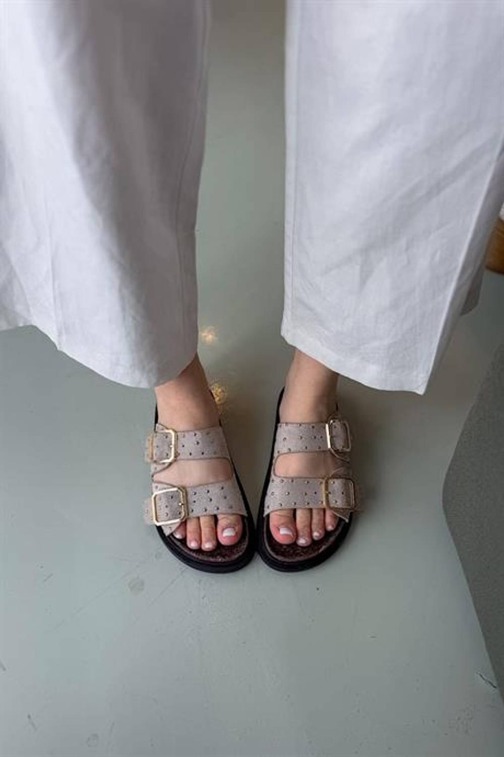 Markano Gale Bej Süet Çift Tokalı Pim Detaylı Kadın Terlik