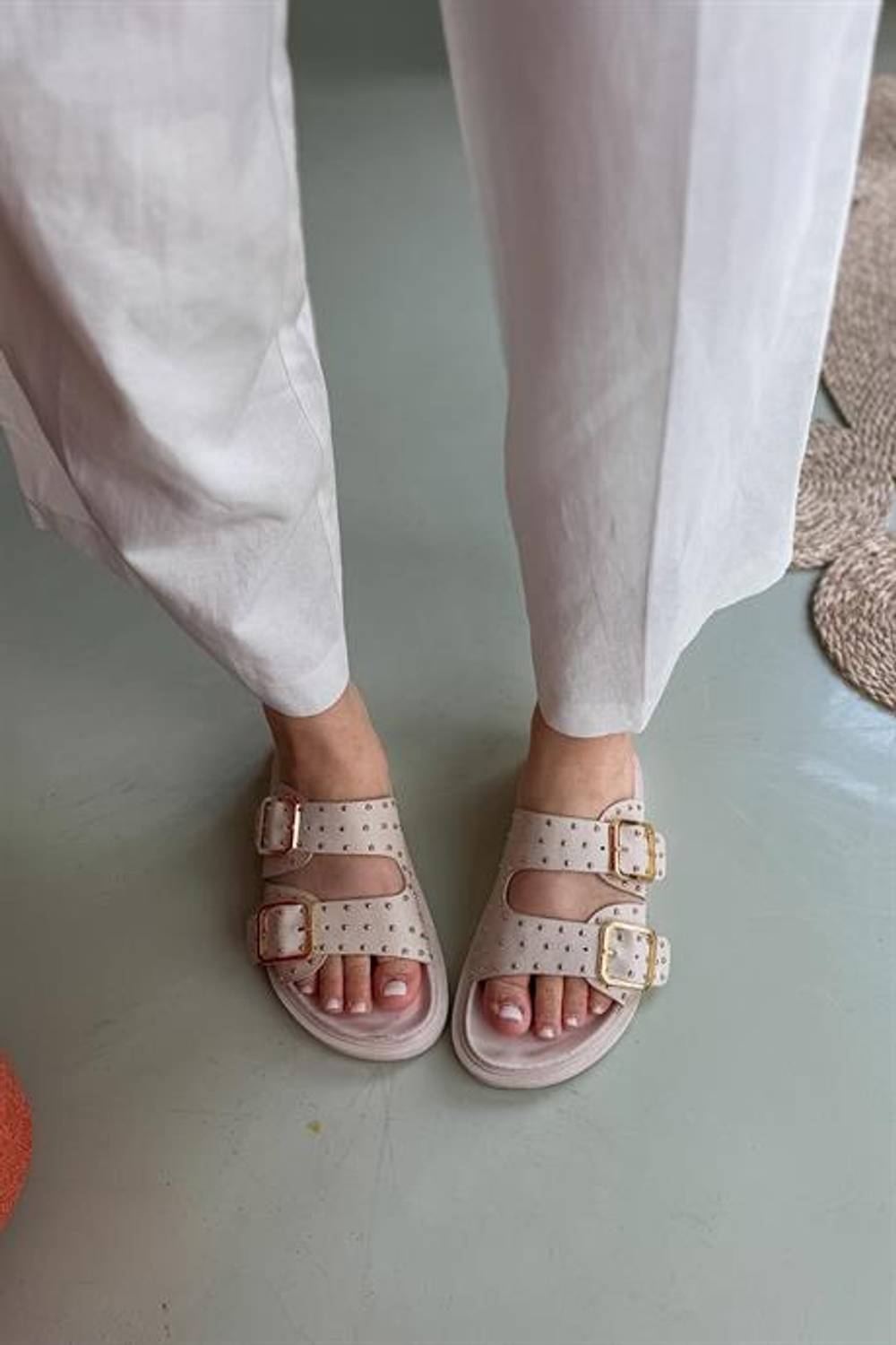 Markano Gale Bej Çift Tokalı Pim Detaylı Kadın Terlik