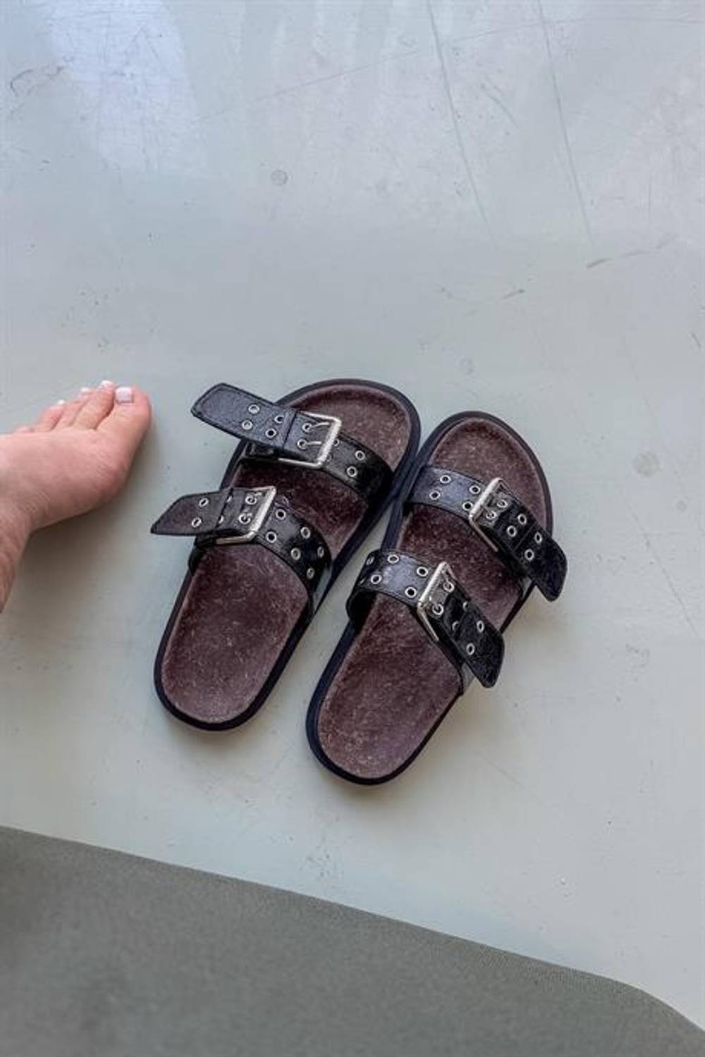 Markano Brice Siyah Rugan Çift Toka Detaylı Kadın Terlik