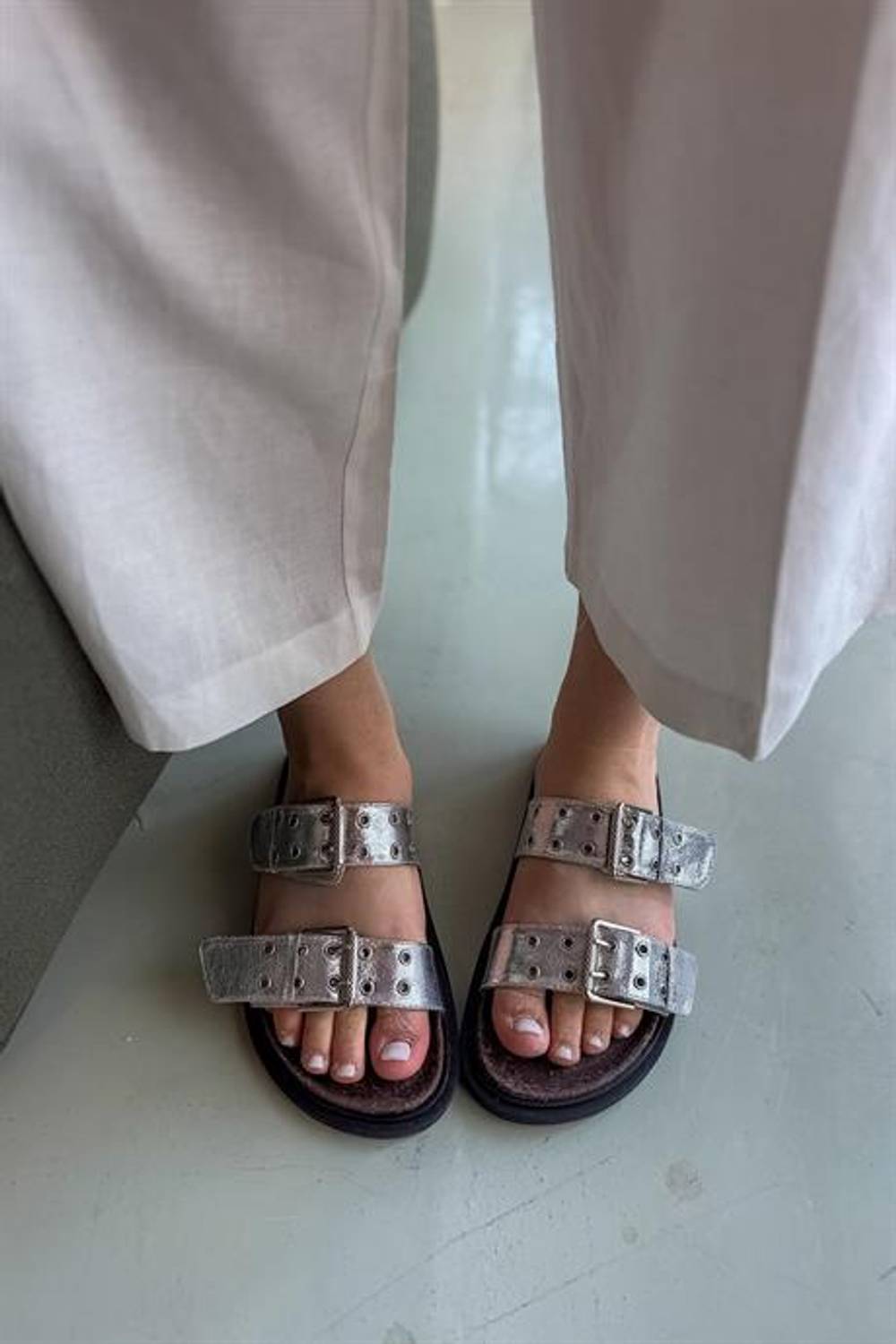 Markano Brice Gümüş Rugan Çift Toka Detaylı Kadın Terlik