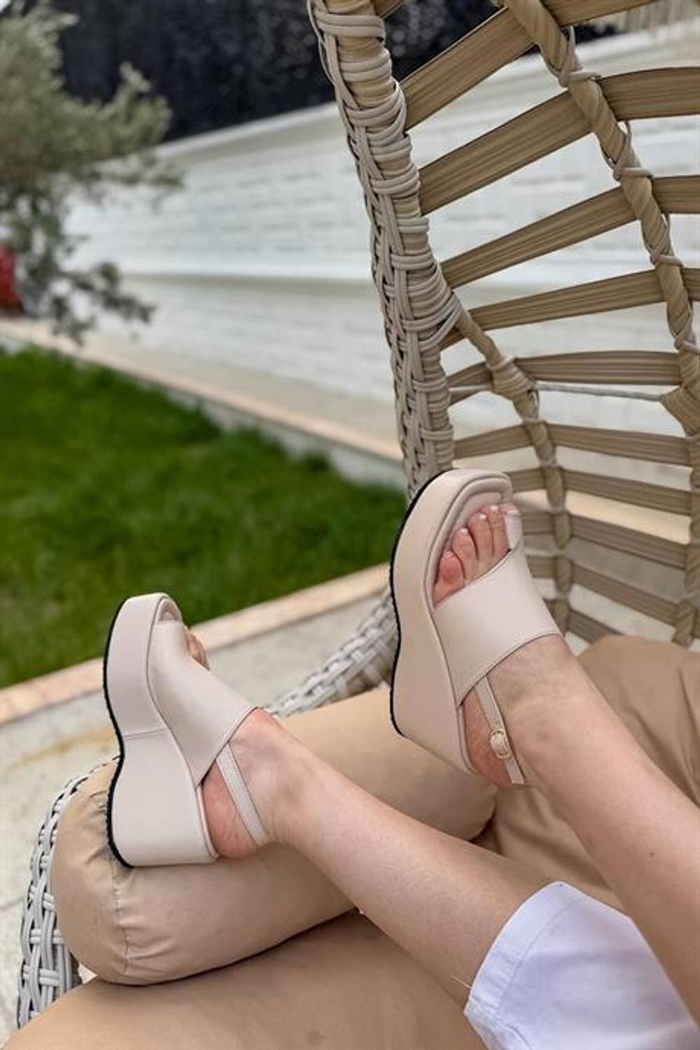 Markano Esar Bej Parmak Arası Gold Toka Detaylı Kadın Sandalet