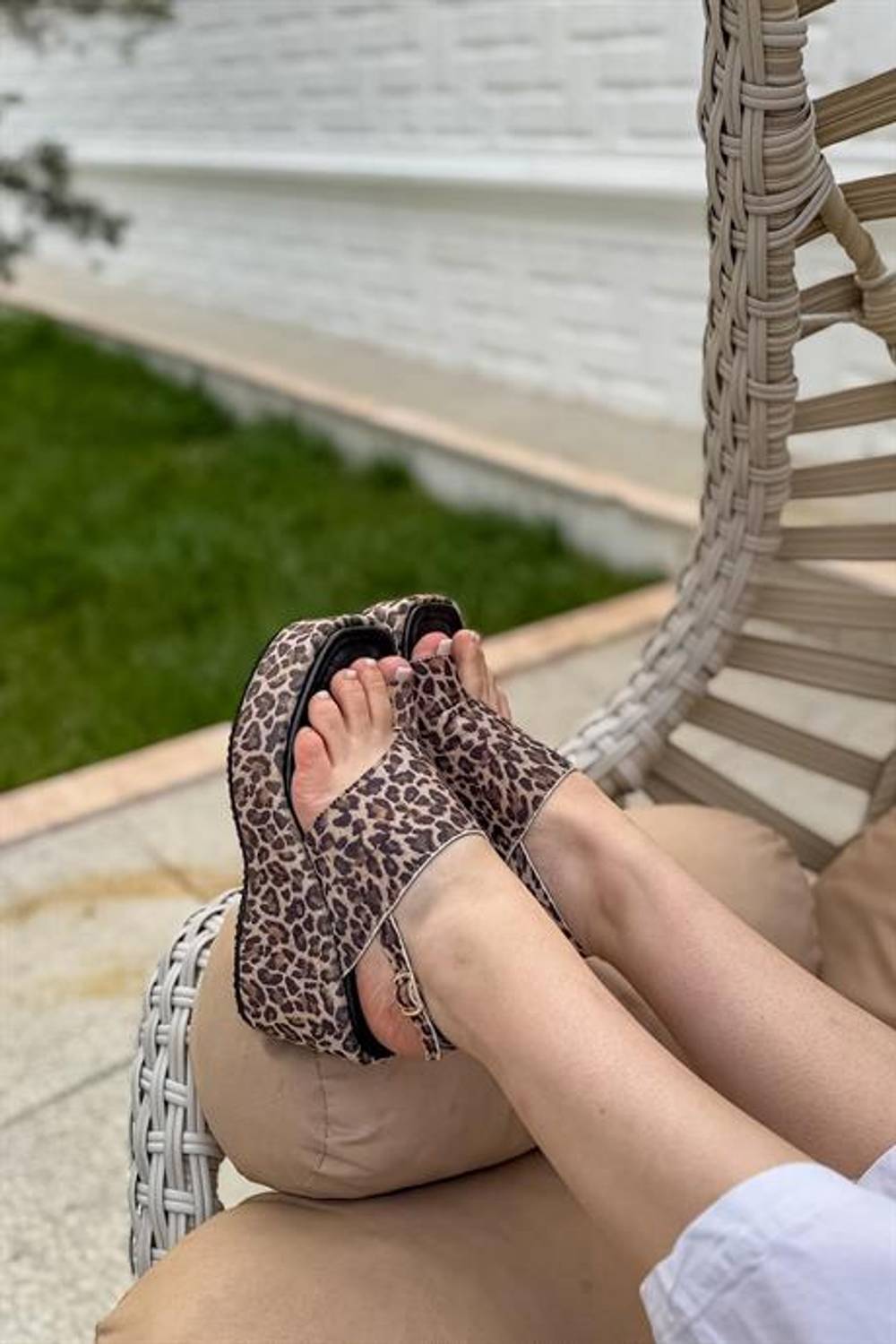 Markano Esar Leopar Parmak Arası Gold Toka Detaylı Kadın Sandalet