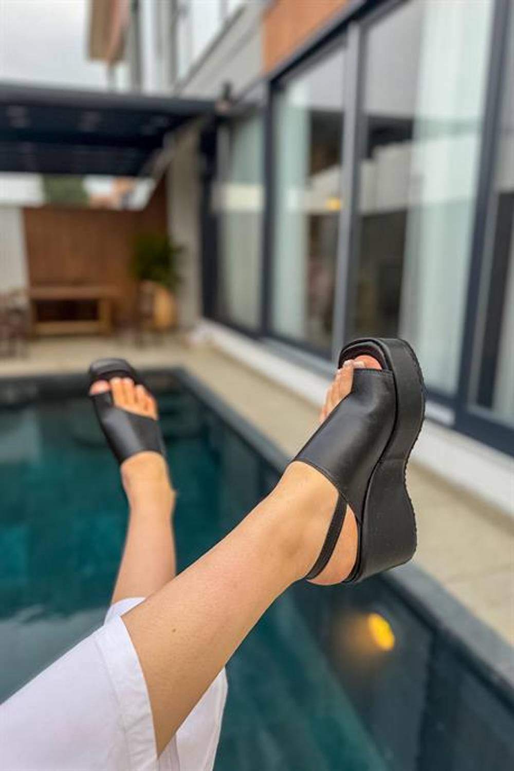 Markano Esar Siyah Parmak Arası Gold Toka Detaylı Kadın Sandalet