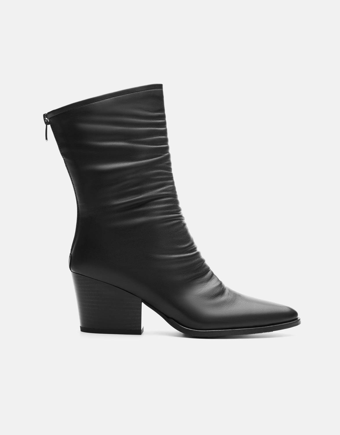 Ботильйони Lika з гострим носом, чорні, 7 см підбори, елегантний дизайн, зручна посадка, деталі з вигинами для сучасного стилю.