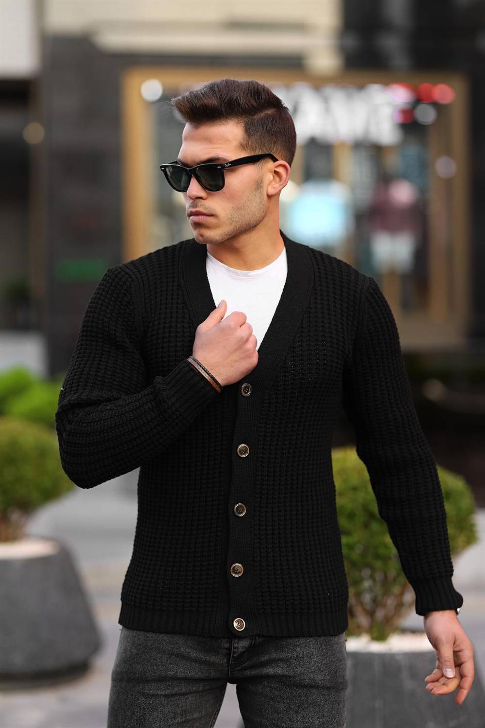 Roving Knitted Buttoned Cardigan - Black