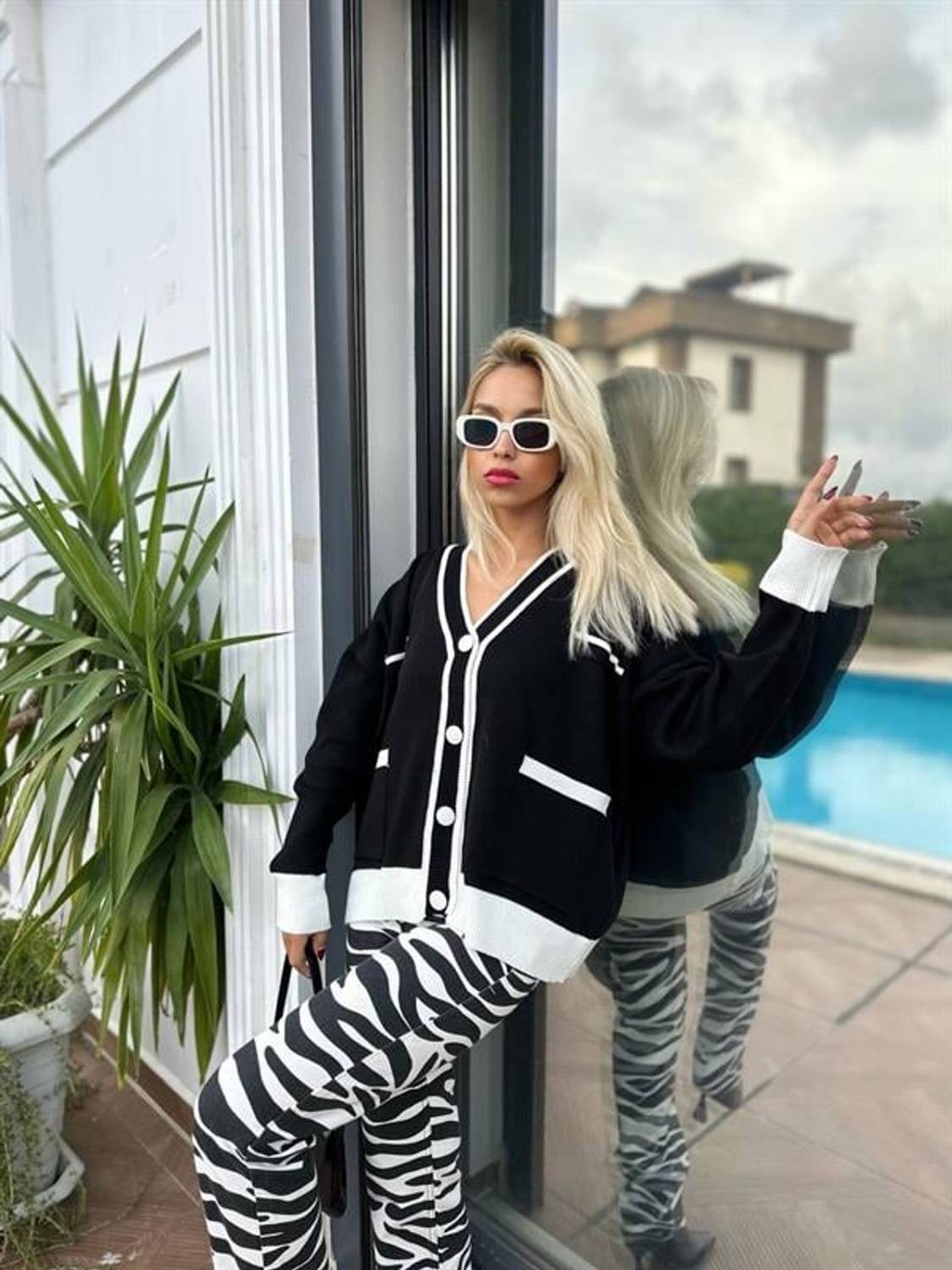 Кардіган з V-подібним вирізом і гудзиками чорного кольору стандартного розміру