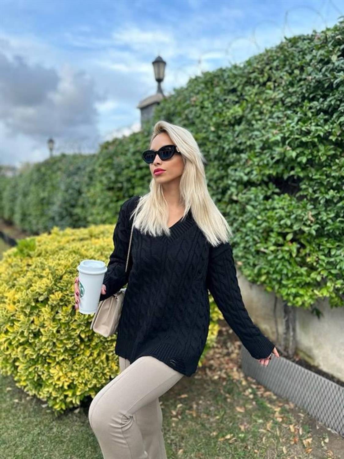 Светр з V-подібним вирізом, рваний - чорний, стандартного розміру