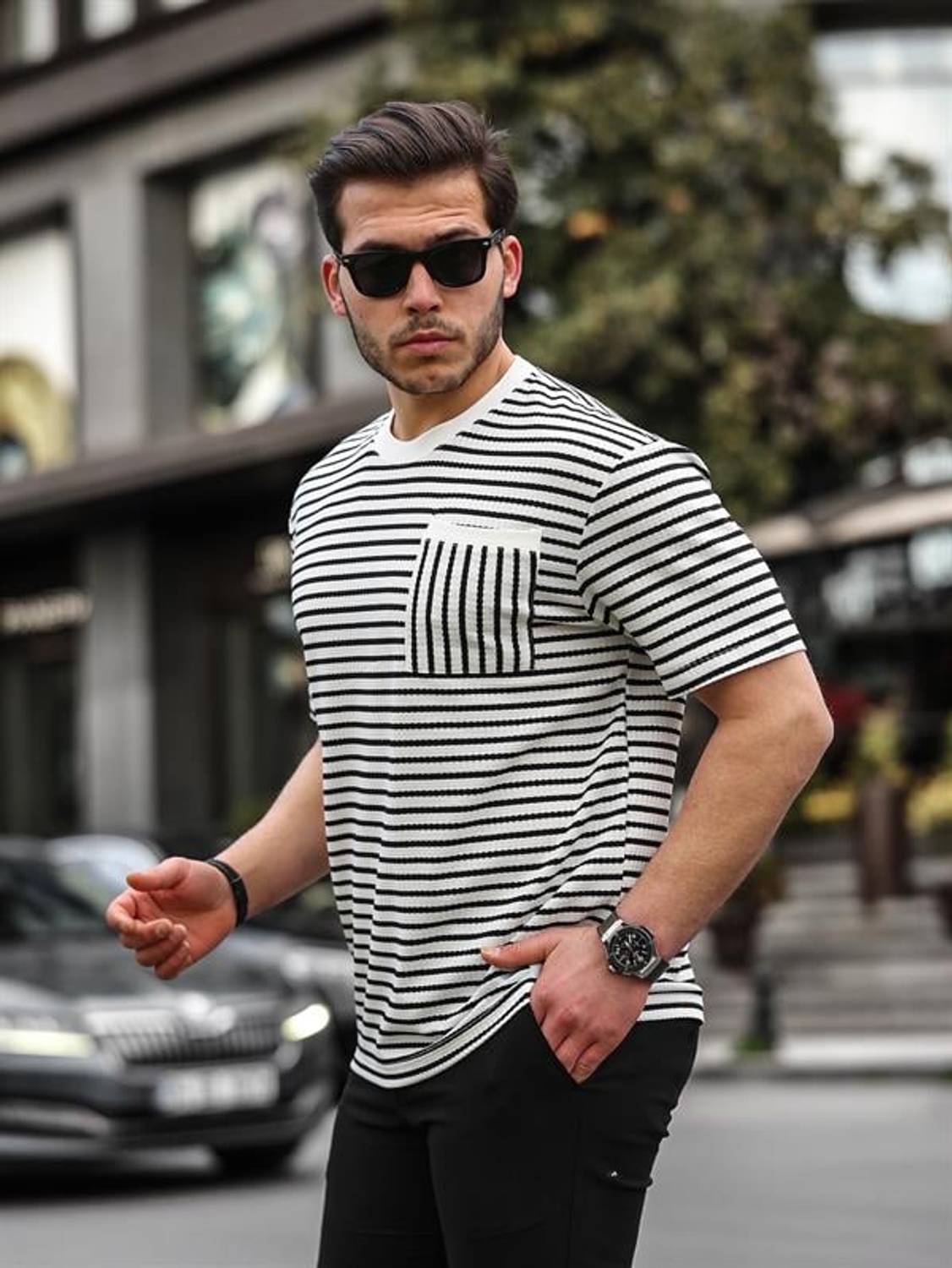 Футболка з круглим вирізом, з одним кишенею, в смужку - чорна