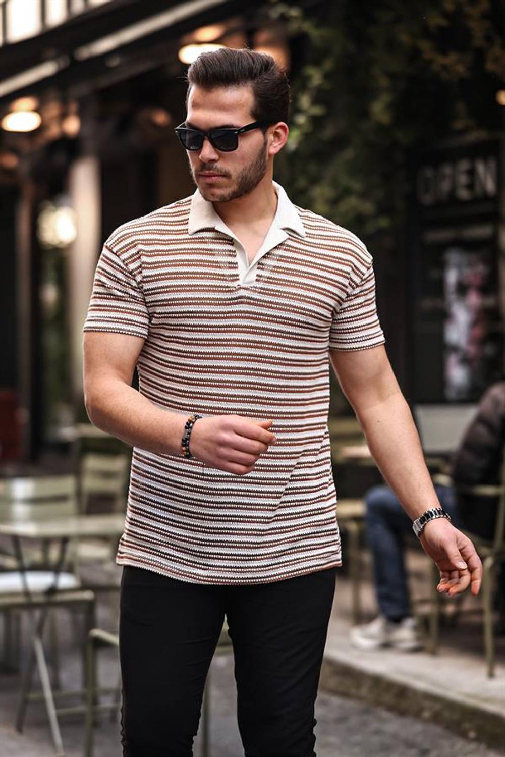 Сучасний в'язаний светр з деталями V та смужками - коричневий