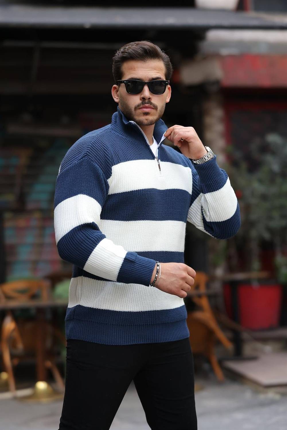 كنزات صوفية رجالية بزي شريطي ونصف سحاب – إنديجو، مثالية للشتاء بتصميم عصري ومريح. نسيج ناعم قابل للتكيف مع خزانة ملابسك