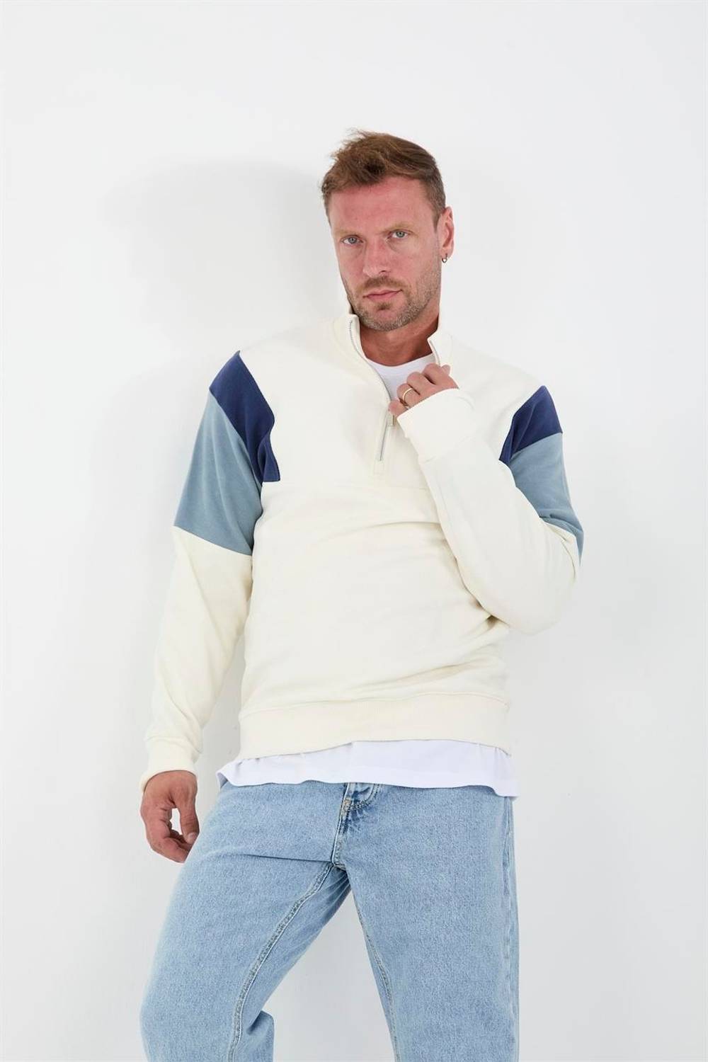 سويت شيرت رجالي Oversize بتفاصيل كاليه من حياكة سلانك - اللون البيج الفاتح، تصميم عصري ومريح لجميع المناسبات