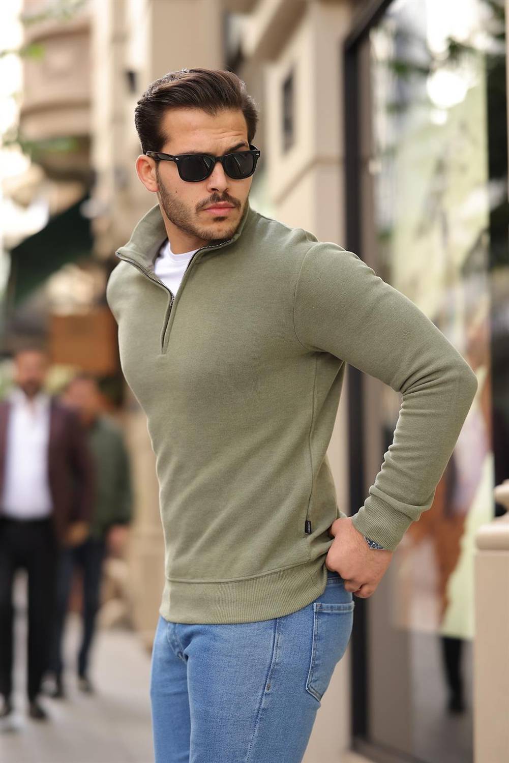 سويت شيرت رجال بحزام نصف سحاب من قماش سلانك - لون حاكي، مثالي لأجواء الشتاء مع لمسة ناعمة وتصميم رياضي أنيق