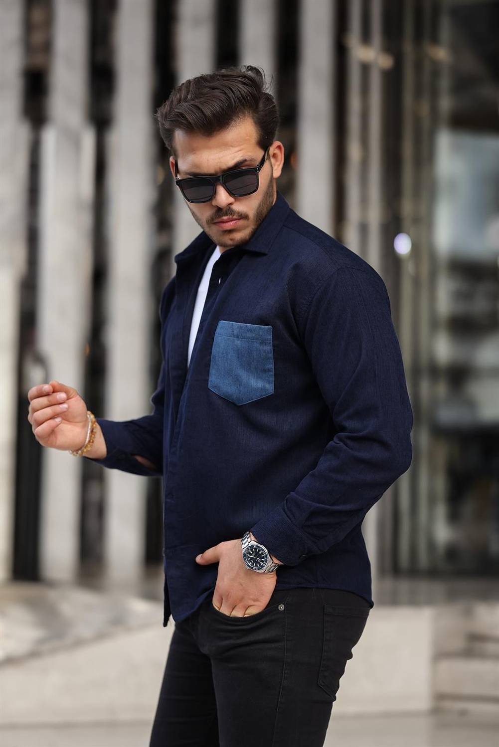 Куртка из вельвета с карманами, стильная и удобная, подходит для повседневного и делового стиля, мягкая ткань, доступна в лаконичном синем цвете