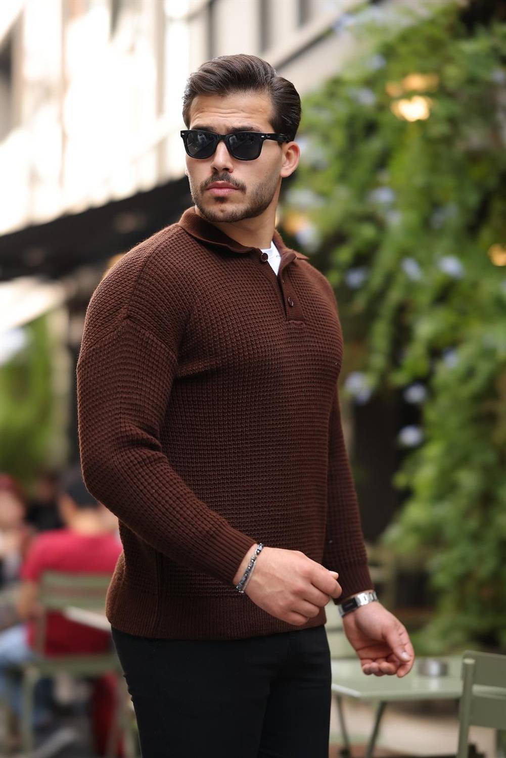 Современный пуловер с воротником-поло и полосатым узором - Коричневый