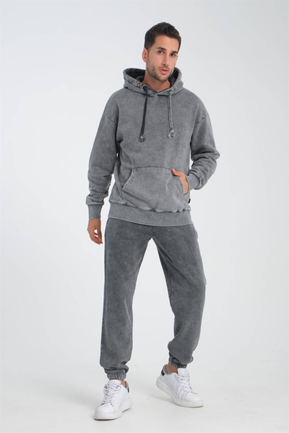 Мужской утепленный спортивный костюм оверсайз с эффектом потертости, антрацитовый, сочетает комфорт и стиль для повседневного использования