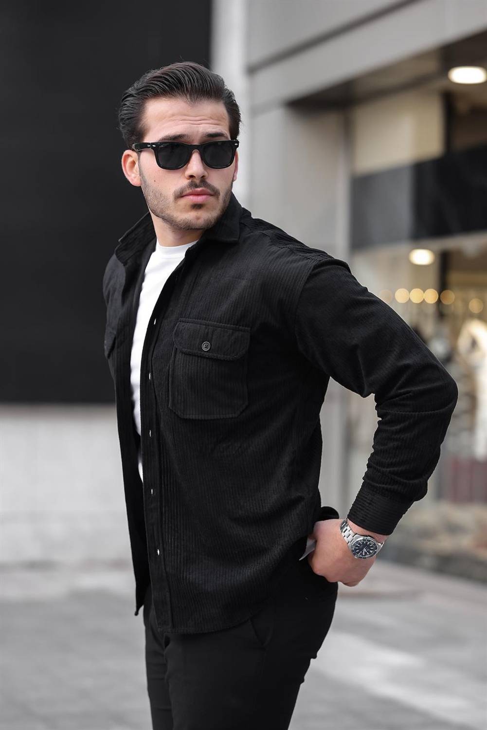 Чорна велюрова сорочка з двома кишенями у стилі oversize для чоловіків, тепла та елегантна модель зі стильним кроєм