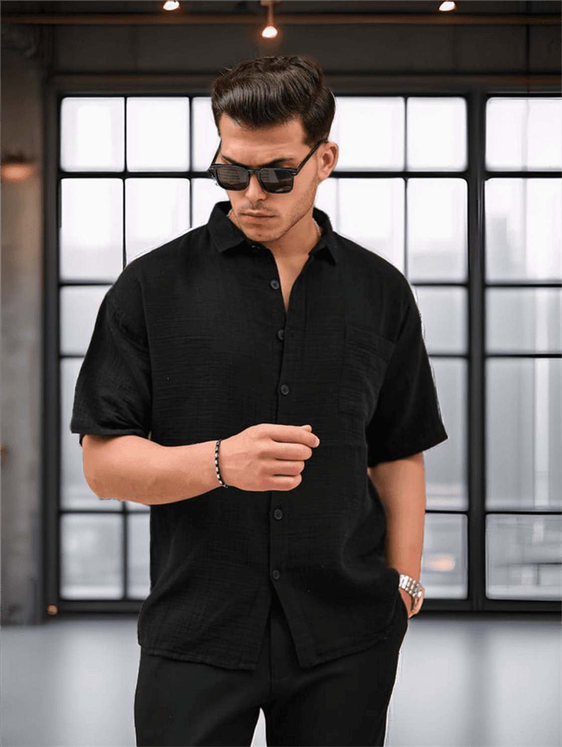 У oversized рубашка из муслина с одним карманом черного цвета обеспечит термокомфорт и стильный образ в повседневной носке