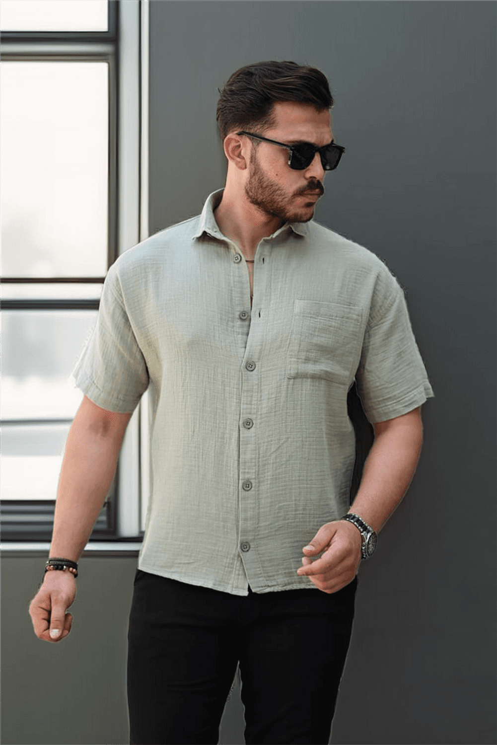 Об oversize рубашка из муслина с одним карманом - светло-хаки, уютный и стильный выбор для повседневного и особого случая