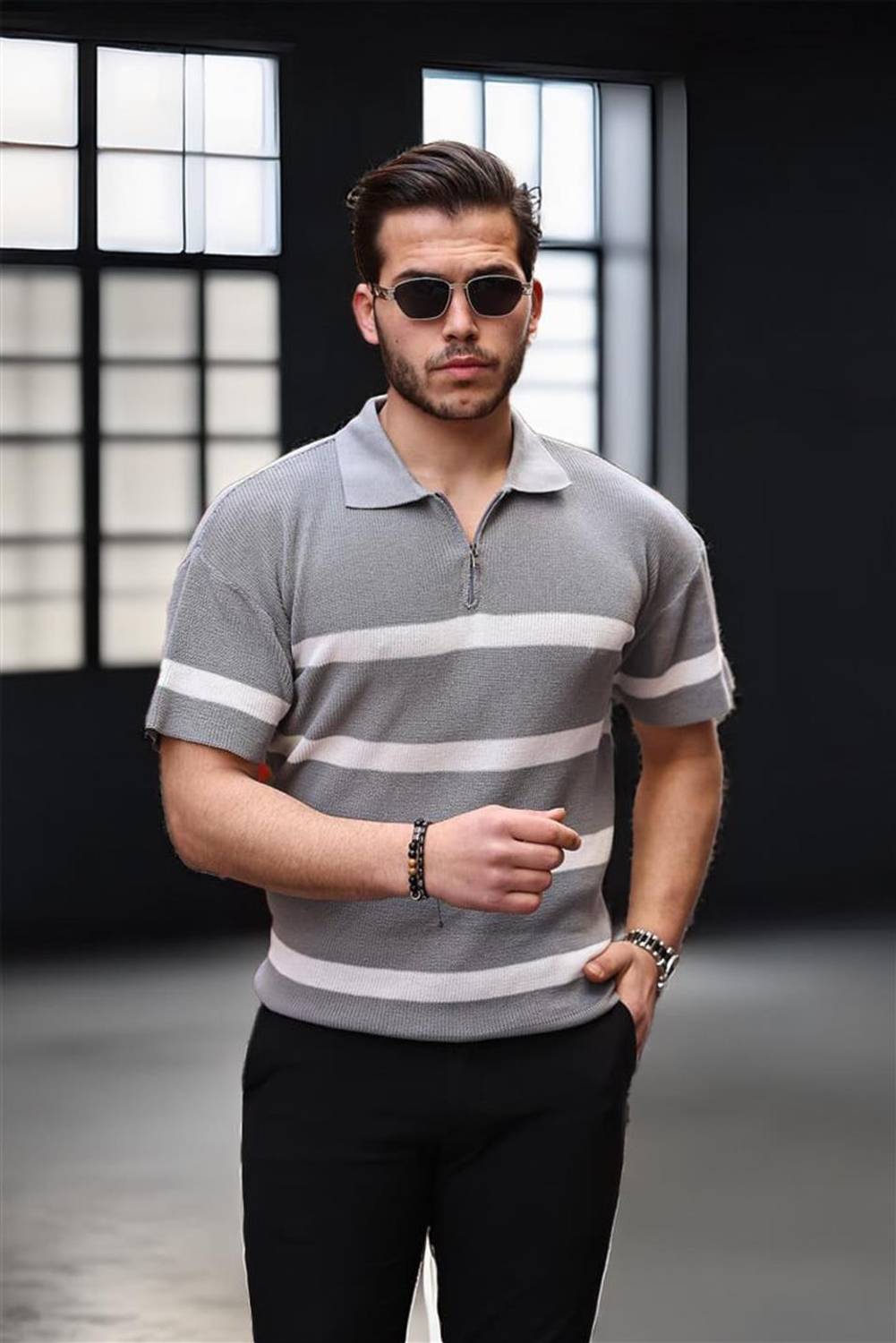 Сірий oversize светр з півзастібкою та смужками, стильний і комфортний, ідеально поєднує елегантність та зручність