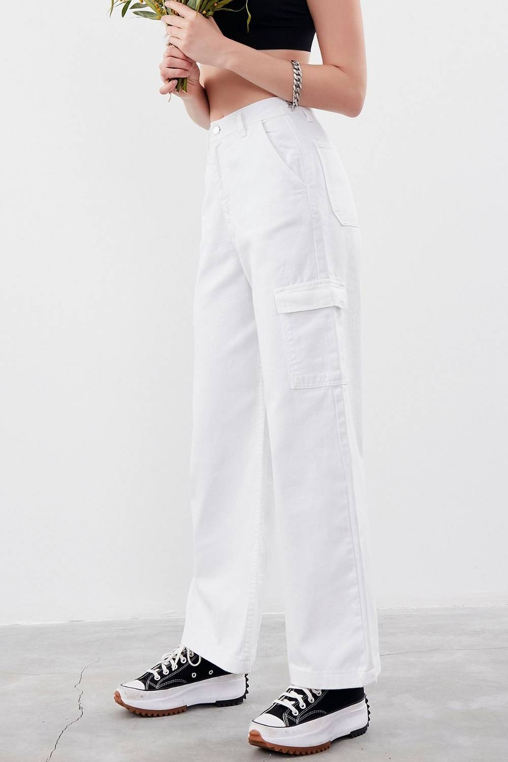 Женские джинсы белого цвета с широкими штанинами и карманом-карго с высокой талией