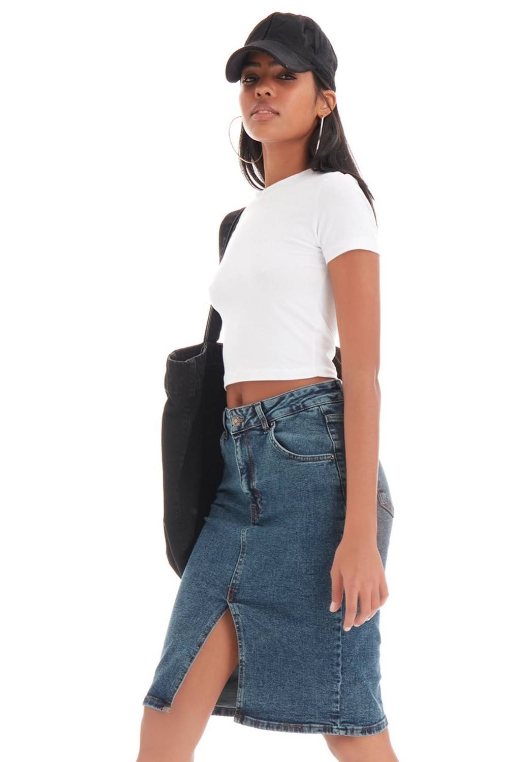 تنورة جينز نسائية ذات لون دينم متوسط الطول وفتحة عالية الخصر