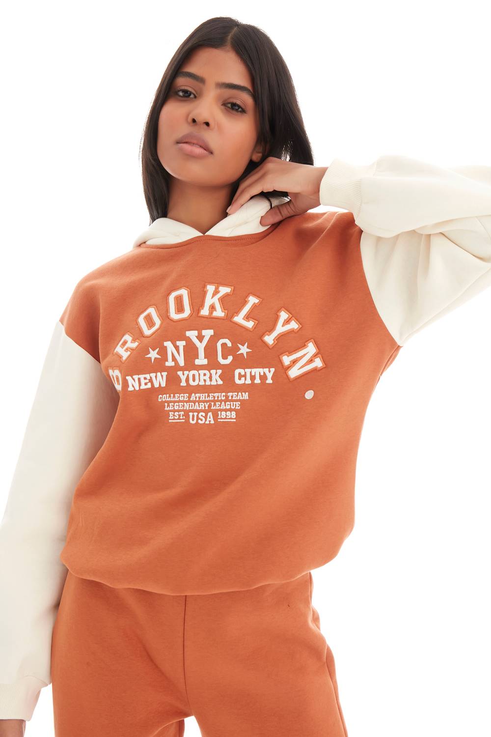 كنزة نسائية بغطاء للرأس مطبوعة بثلاثة خيوط ذات لون بني