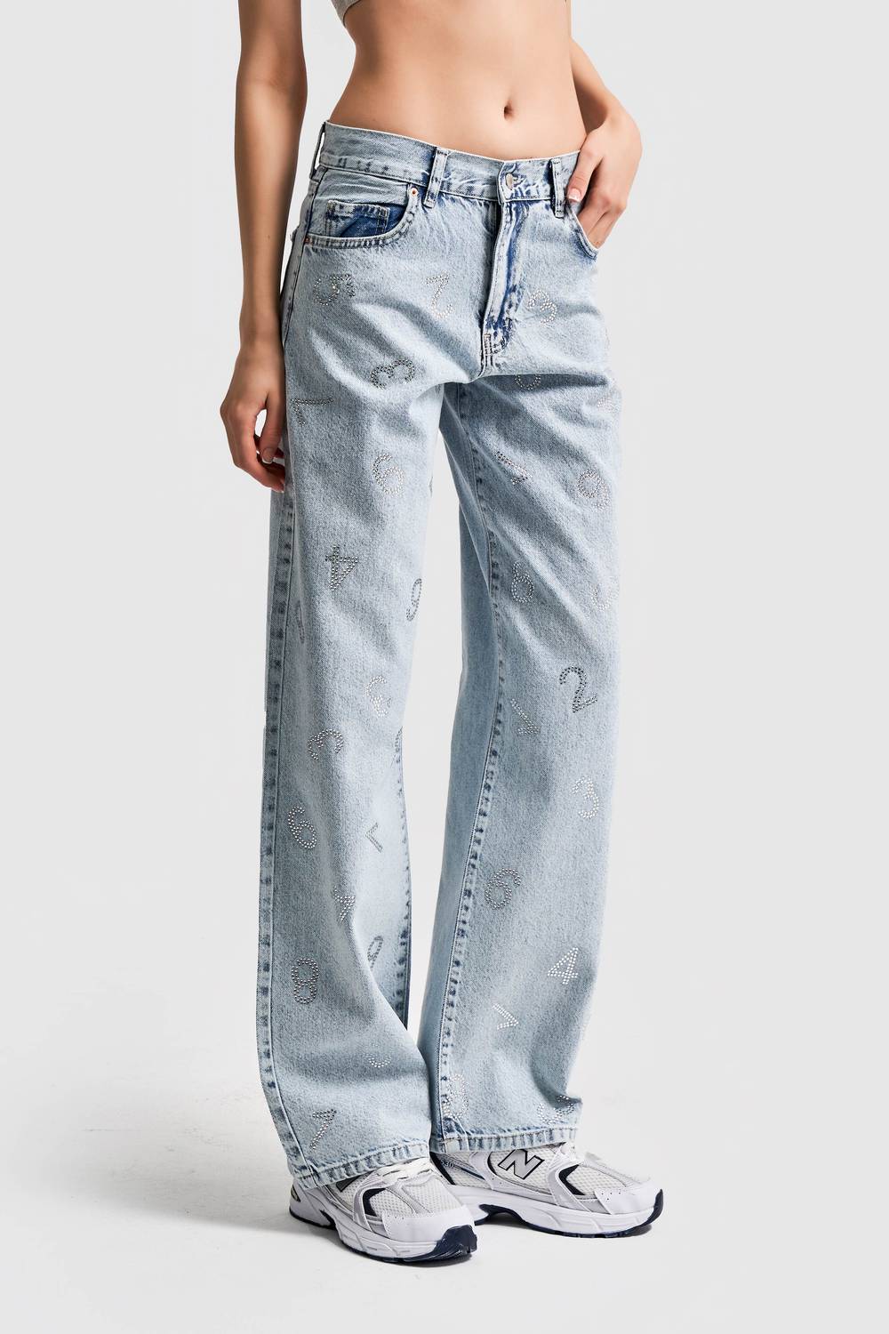 بنطال جينز فضفاض مع تفاصيل أحرف لامعة بلون ثلجي للنساء