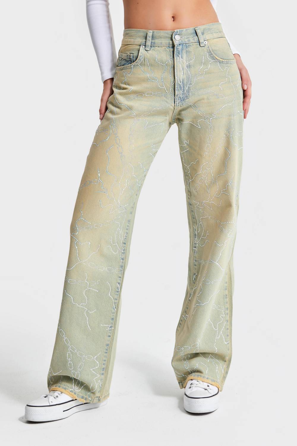 جينز نسائي بدرجة لون خاصة مع غسيل مميز وزخارف لامعة بقصة فضفاضة