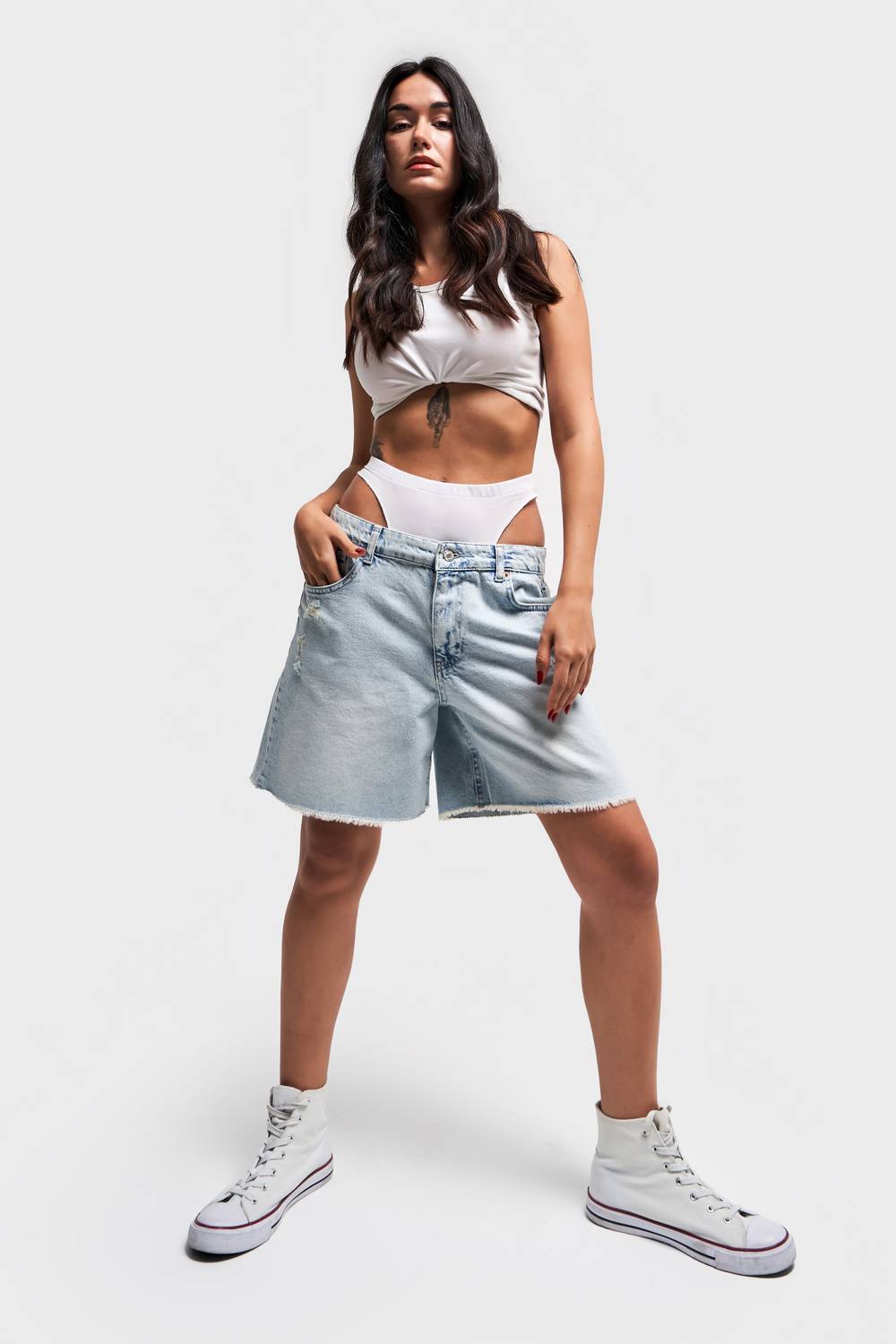 Жіночі денім шорти бостонового крою з деталями на сідницях у кольорі лазерного відтінку