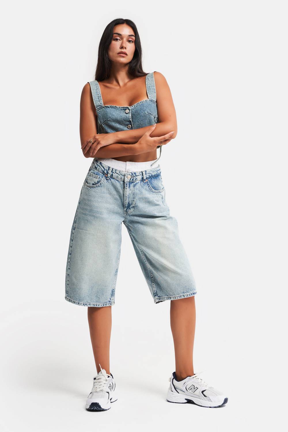 شورت جينز دنيم طويل واسع الساق بلون أخضر كستنائي للنساء