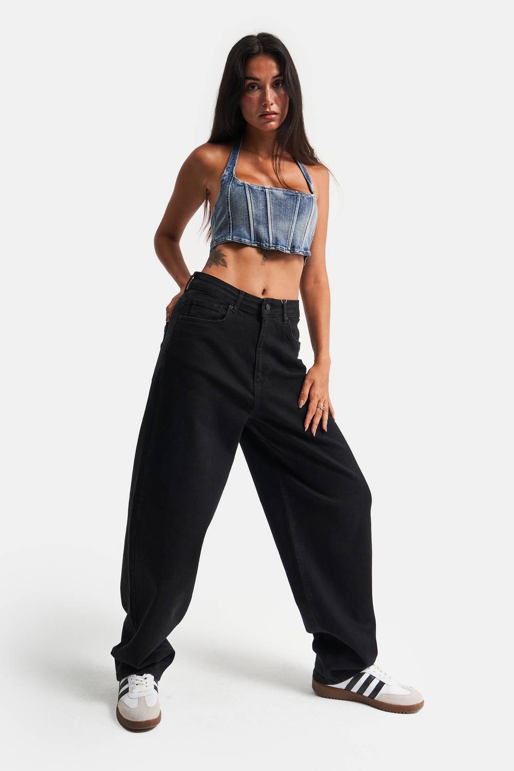 بنطال جينز نسائي أسود مصنوع من قماش مرن بتصميم سكيتير يناسب جميع المقاسات