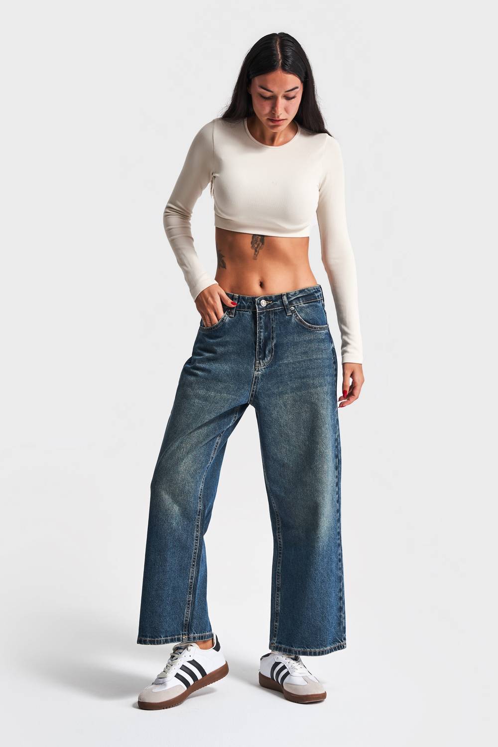 Женские укороченные джинсы свободного кроя в темно-коричневом цвете из хлопковой ткани