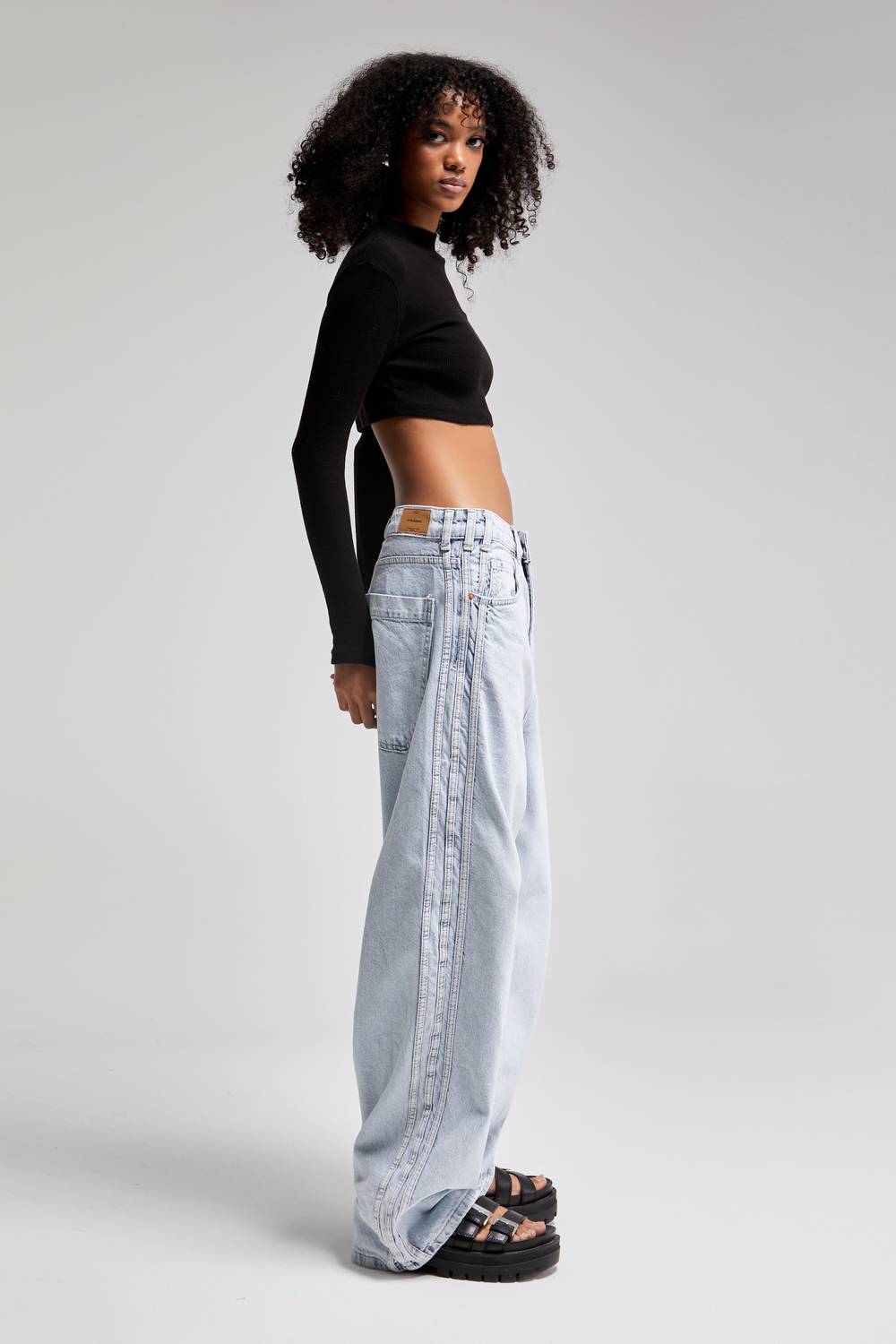 بنطلون جين نسائي بتصميم سوبر باجي بقطع تفصيلية باللون الأبيض الثلجي