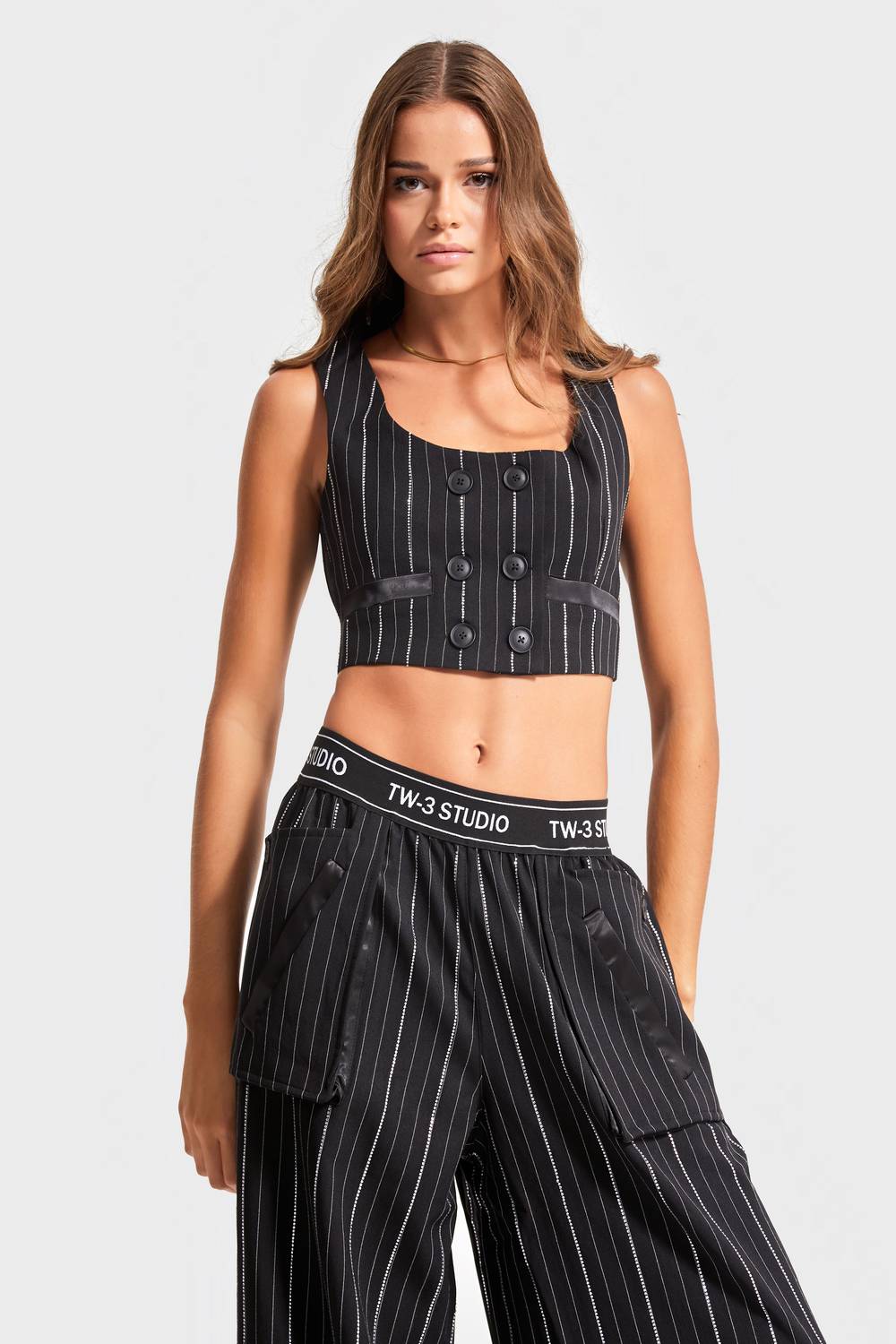 Женский черный жилет с блестящими камнями, крой кросс, доступен в размерах L и M