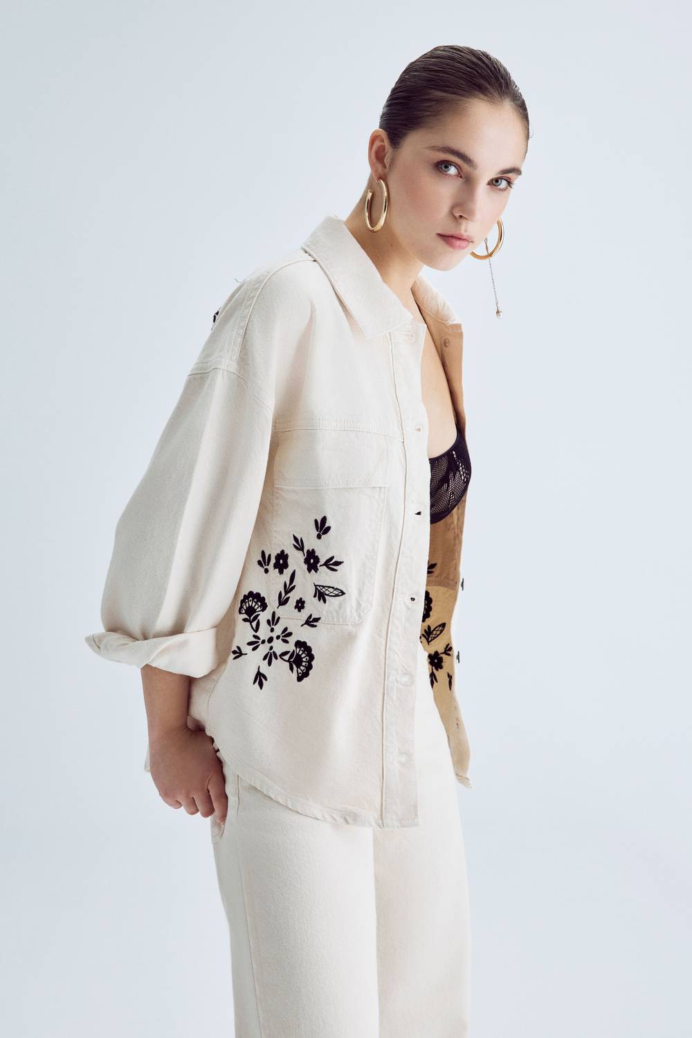 Женская Oversize джинсовая куртка с вышивкой, цвет: сырой, размеры: 34-40, длина: 67 см, материал: 100% хлопок