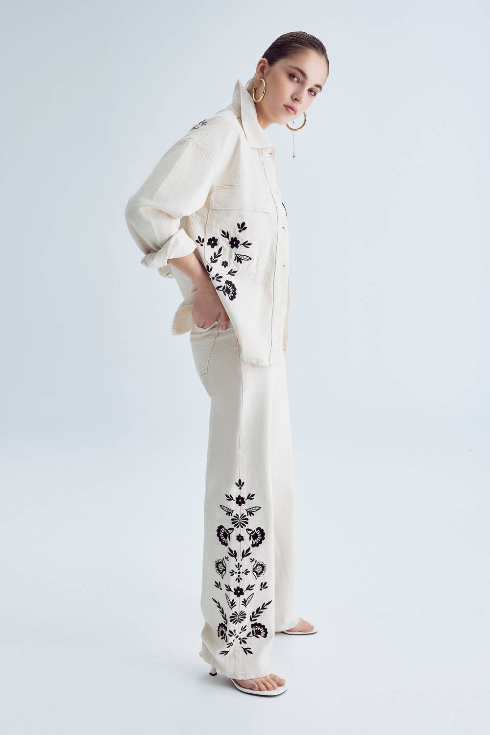 Жіночі loose fit джинси з вишивкою, raw колір, 100% бавовна, розміри 34-42, довжина 83 см, ширина штанини 24,5 см для 34 розміру