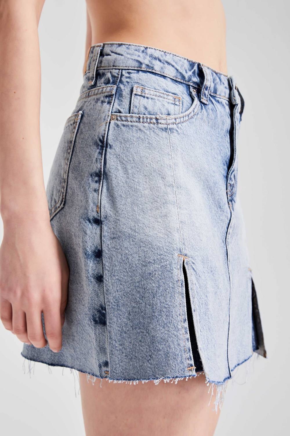 Джинсовая мини-юбка с разрезами, 100% котон, размер 34-42, длина 39,5 см, цвет джинсовый