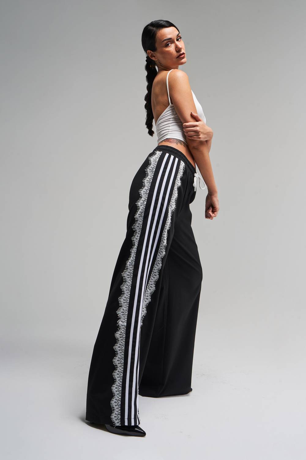 Kadın Siyah Renk Yandan Şeritli Dantel Detaylı Tasarım Kumaş Pantolon