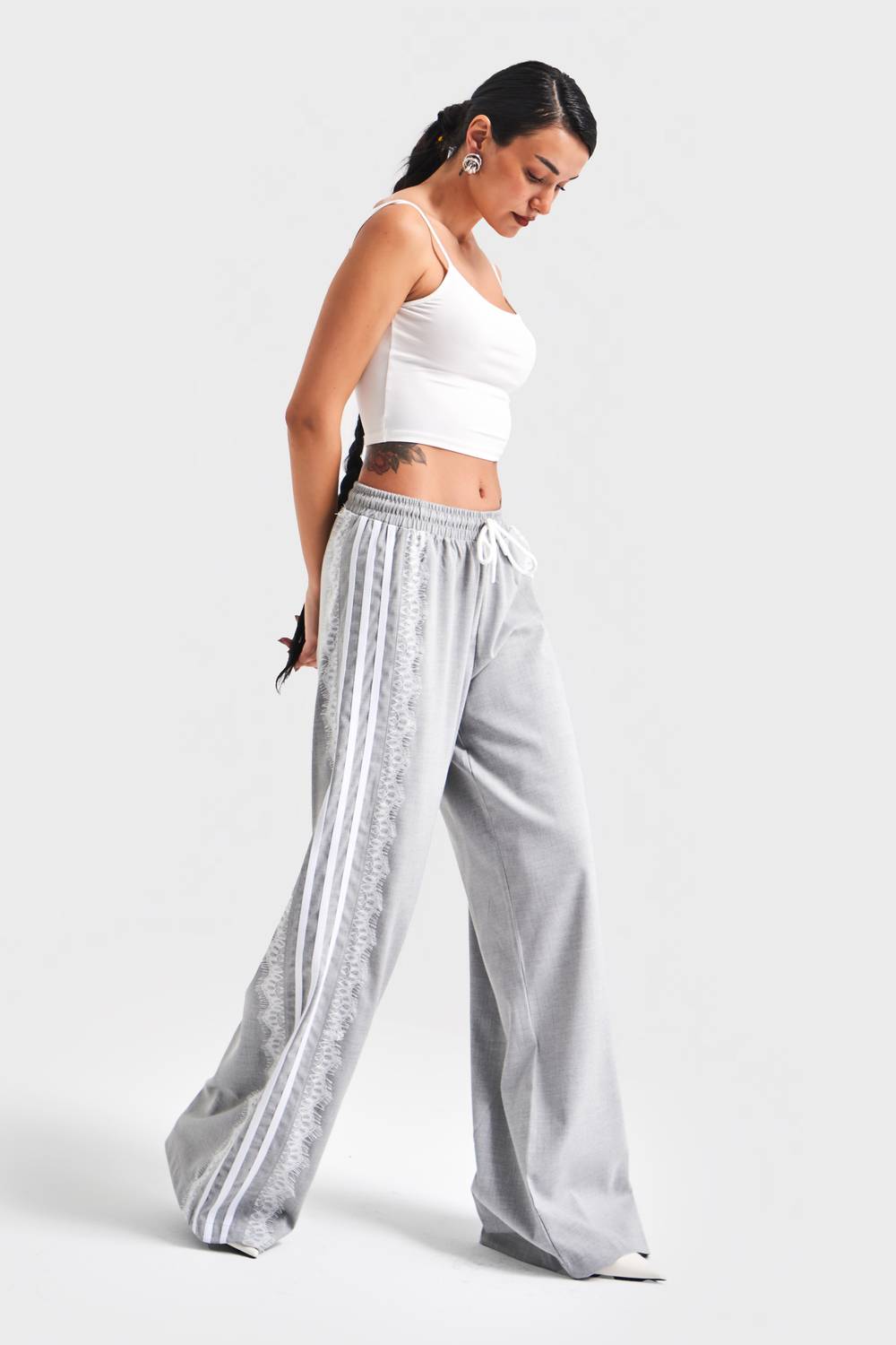 Kadın Gri Renk Yandan Şeritli Dantel Detaylı Tasarım Kumaş Pantolon