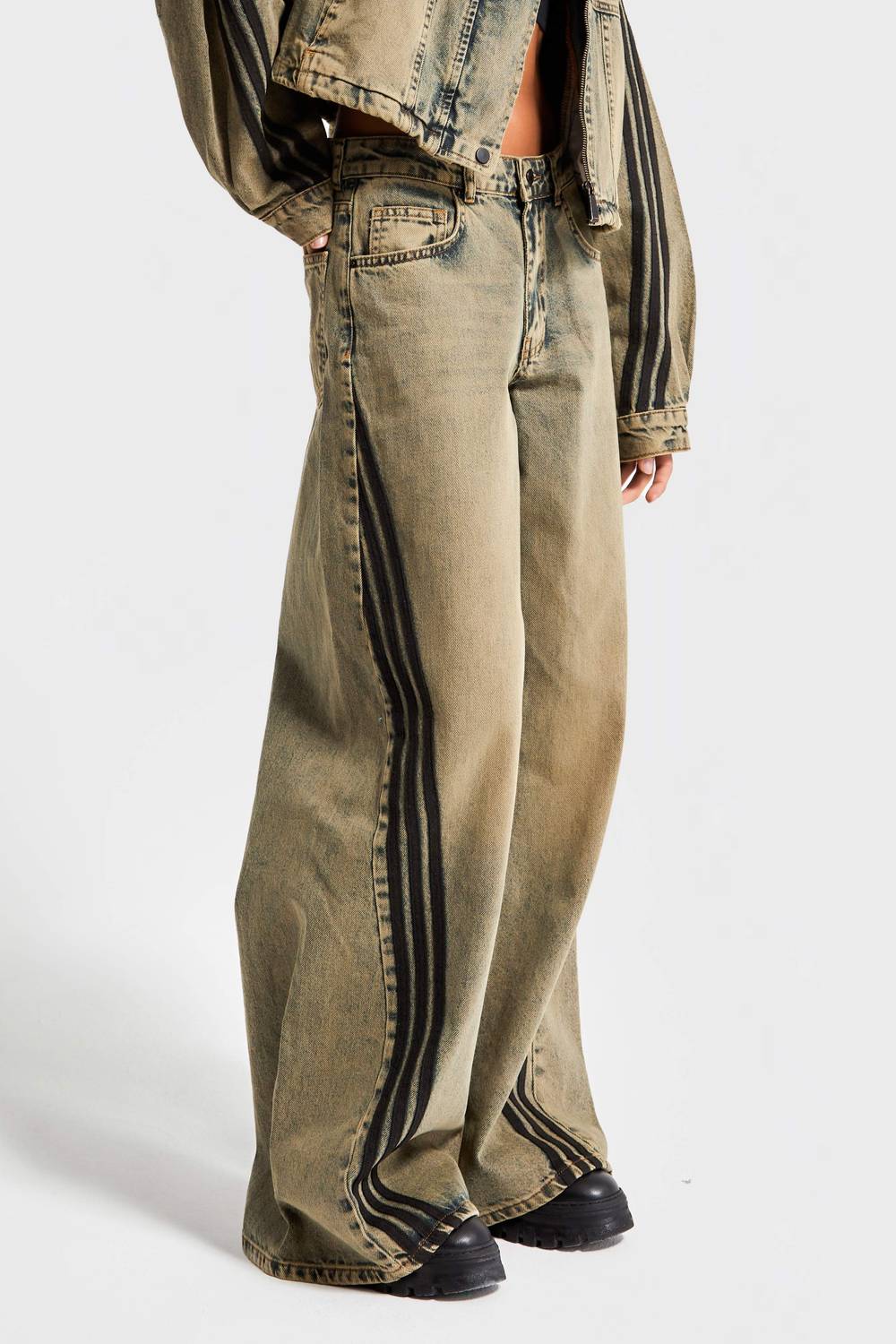 بنطلون جينز نسائي بتصميم بالازو فتل مع تفاصيل جانبية بلون الجينز