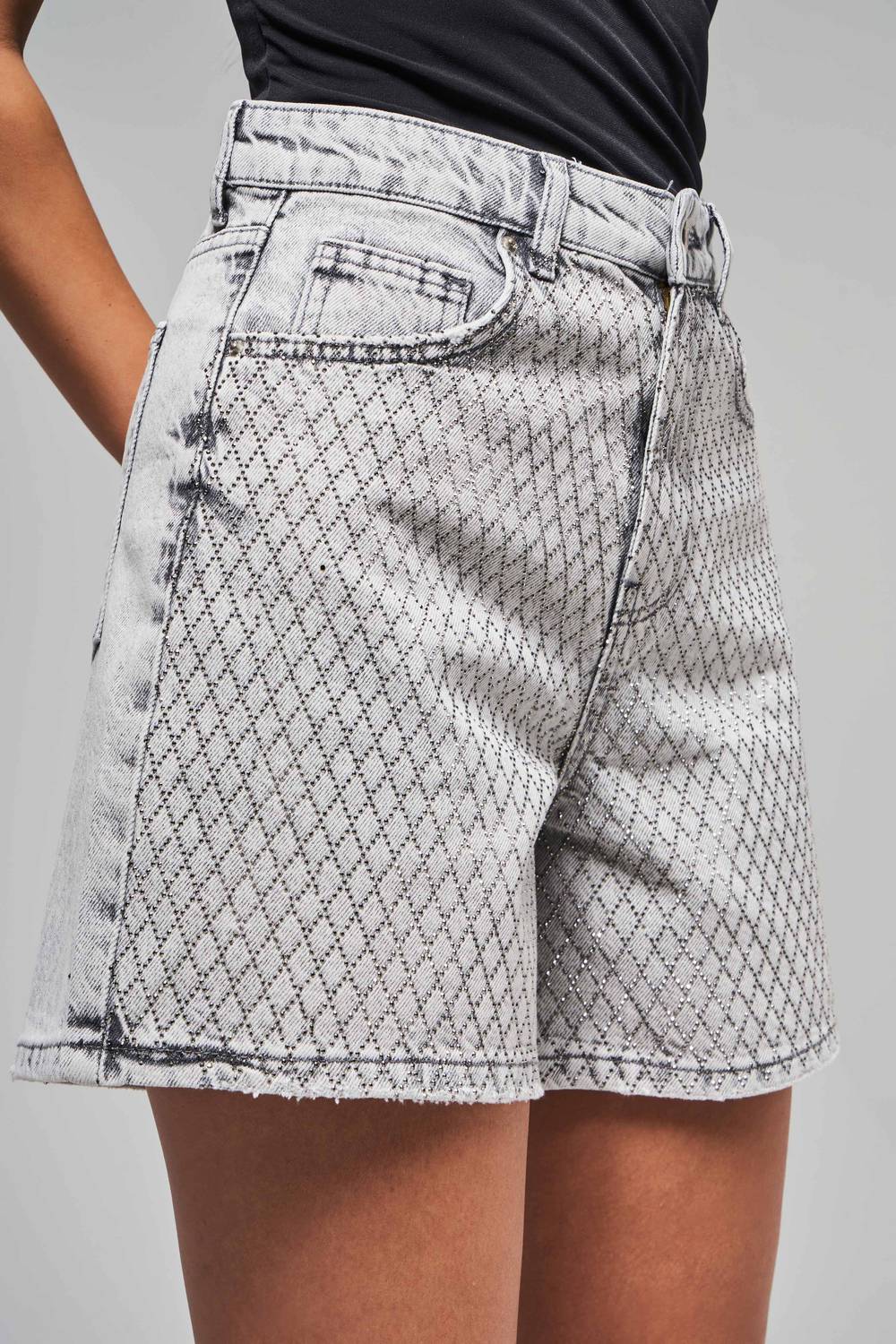 Kadın Gri Renk T-4S5-12 Parlak Taşlı Mom Fit Midi Boy Tasarım %100 Koton Denim Şort