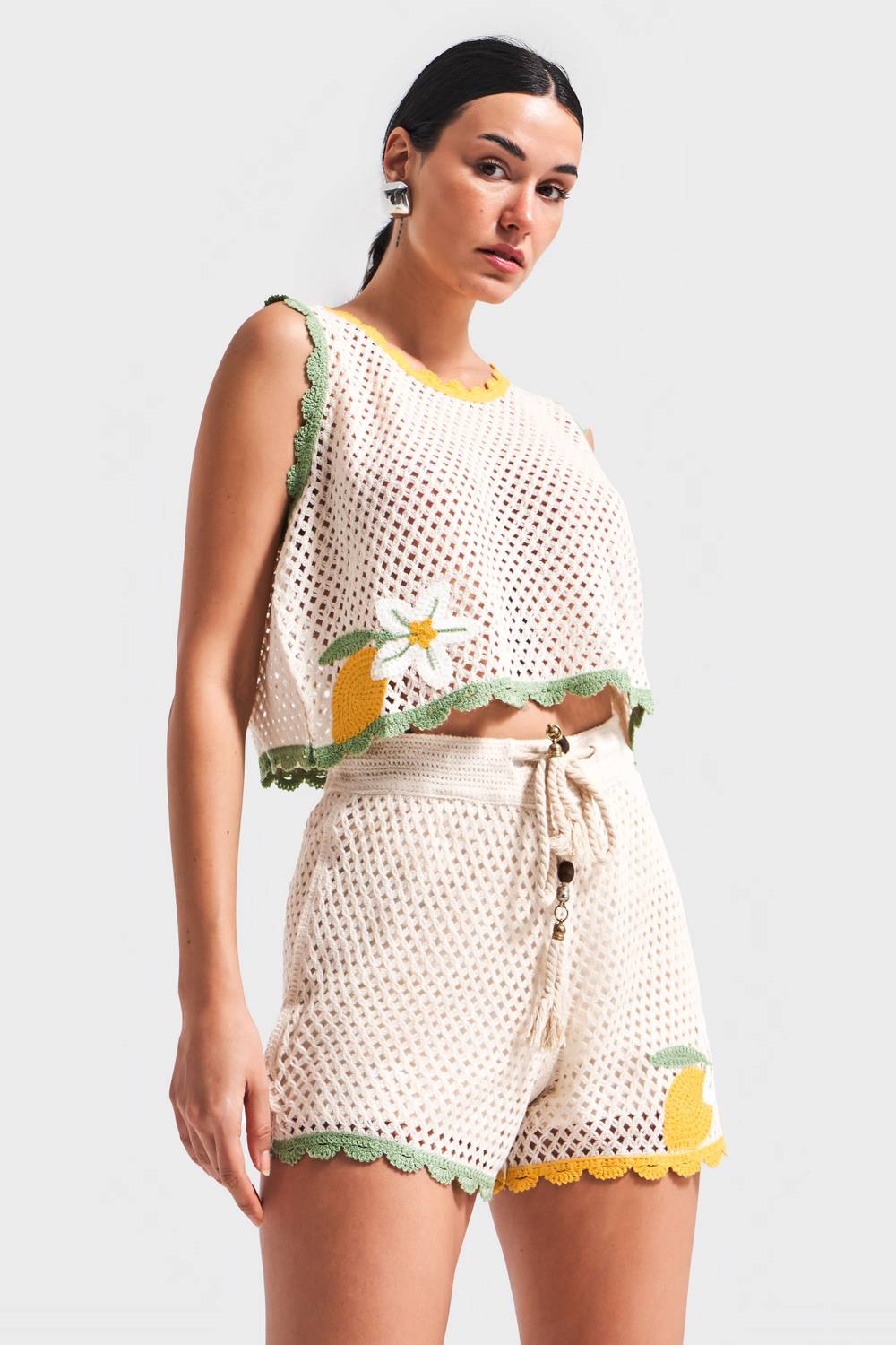 Kadın Bej Renk Triko Örme Kumaş Nakışlı Alt Üst Birlikte Özel Tasarım Şort Crop Takım