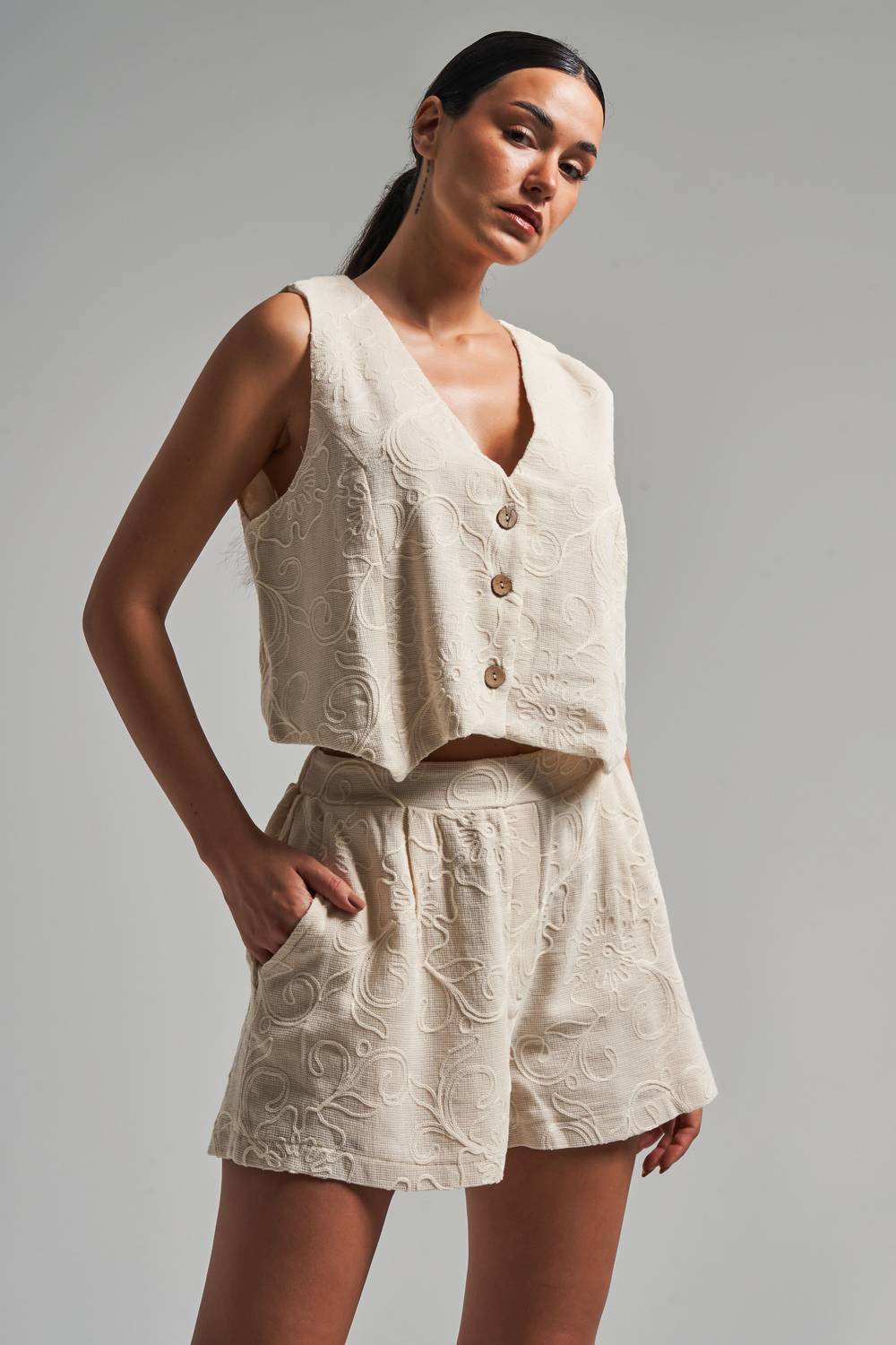 Kadın Bej Renk Nakış Detaylı Yelek Şort Kombin Birlikte Tasarım Alt Üst Takım
