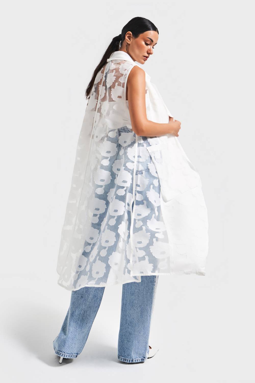 Kadın Beyaz Renk Şefaf Dantel Detaylı Maxi Boy Uzun Tasarım Yelek