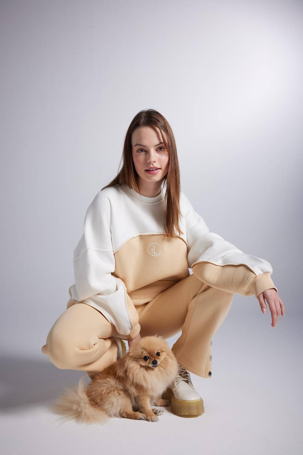 Светр Nola Beige, oversize крій, поділ 3 нитки, двоколірний, логотип, елегантний стиль для жінок