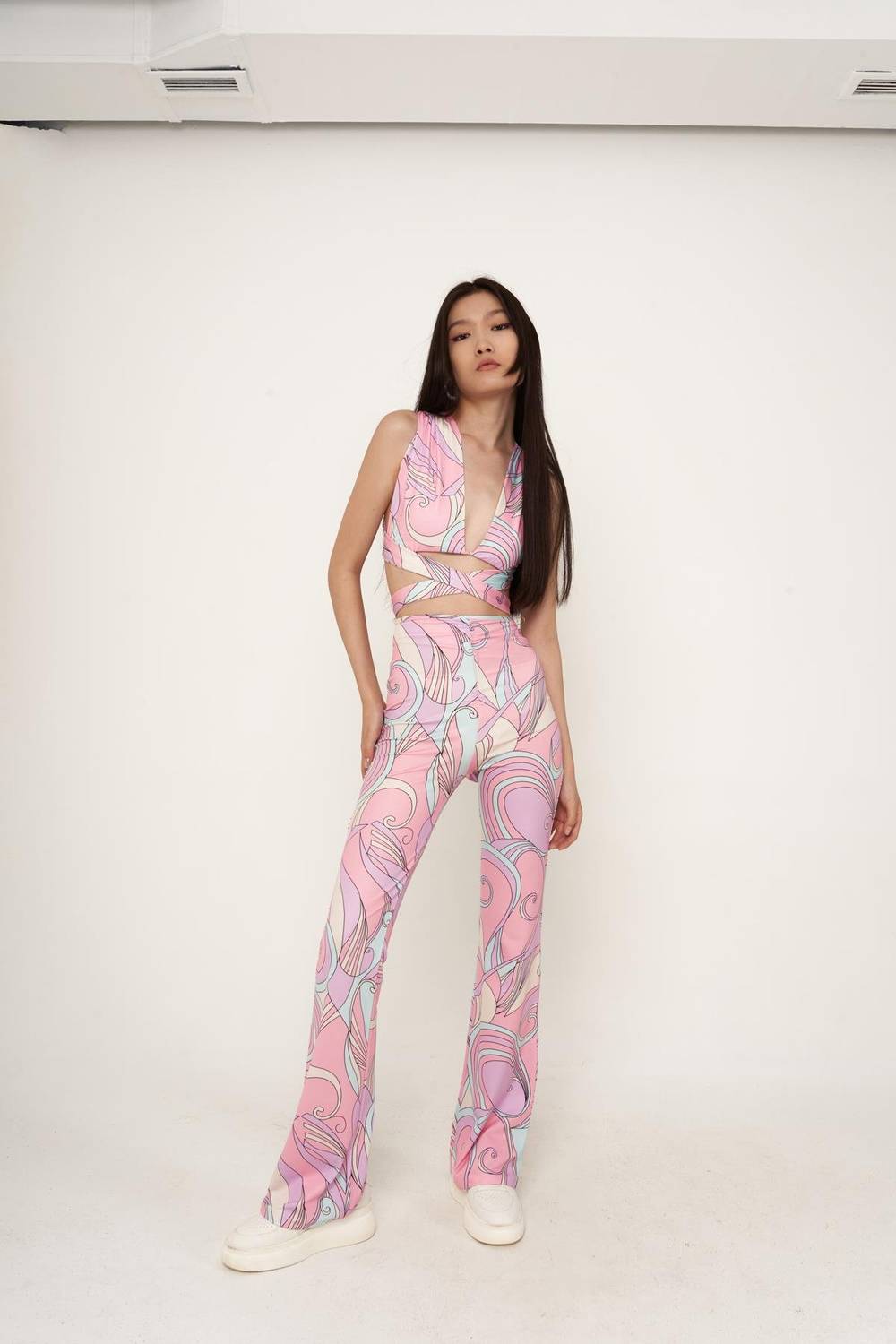 بدلة مائلة الوردي