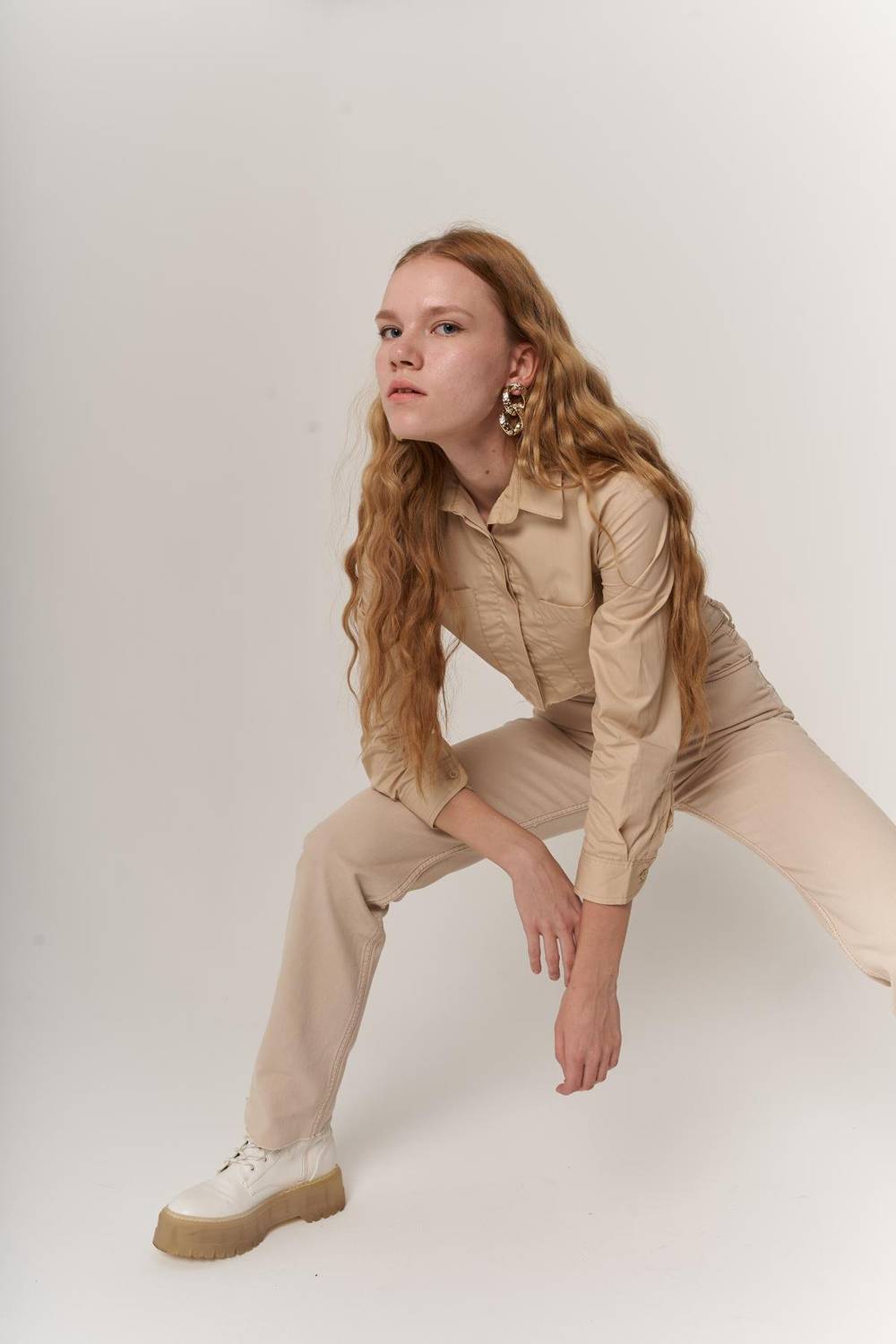 Кроп-сорочка бежевого кольору з попліну, доступна в розмірах S, XS, M