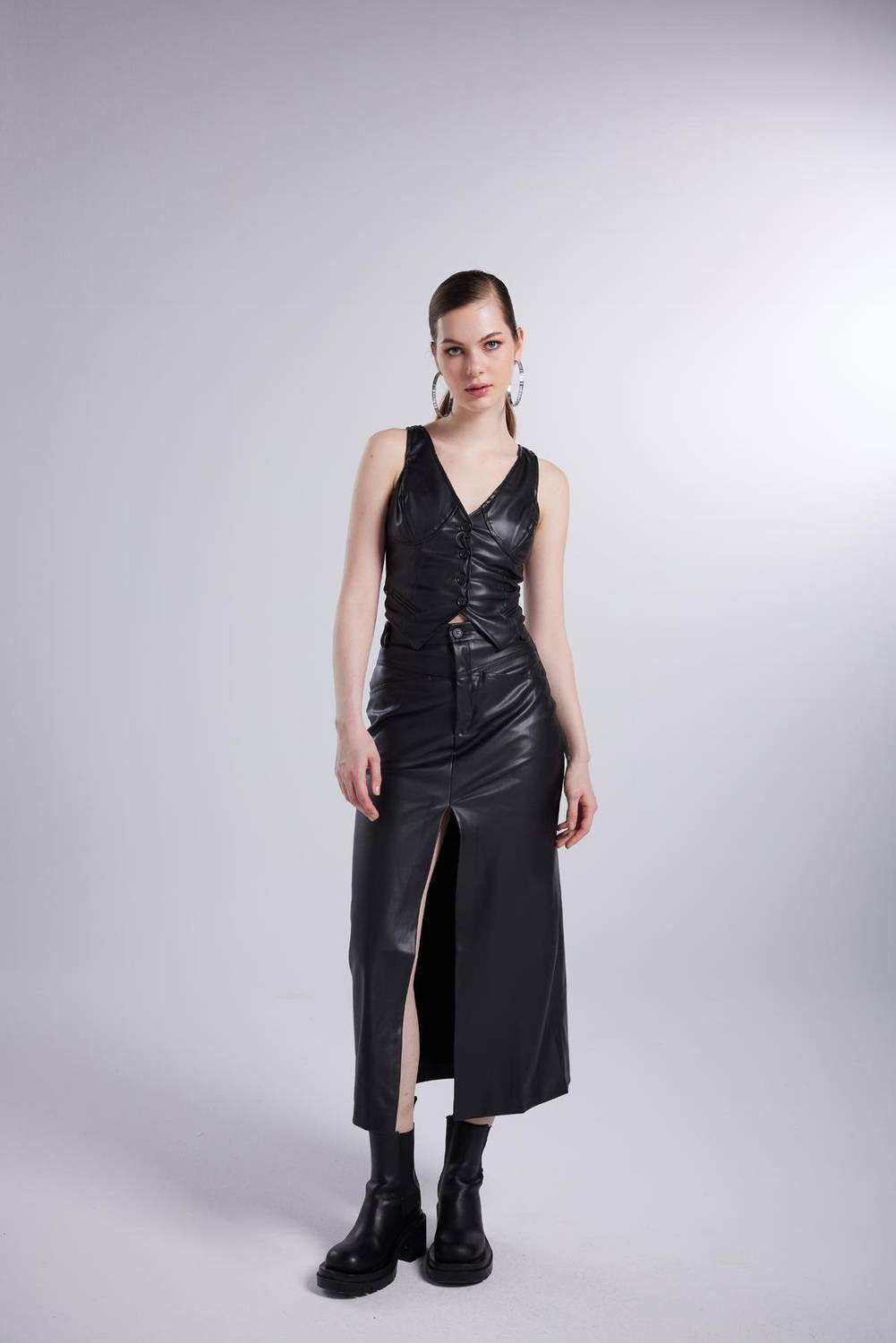 Трендовий чорний довгий спідниця з веганської шкіри, модель XS