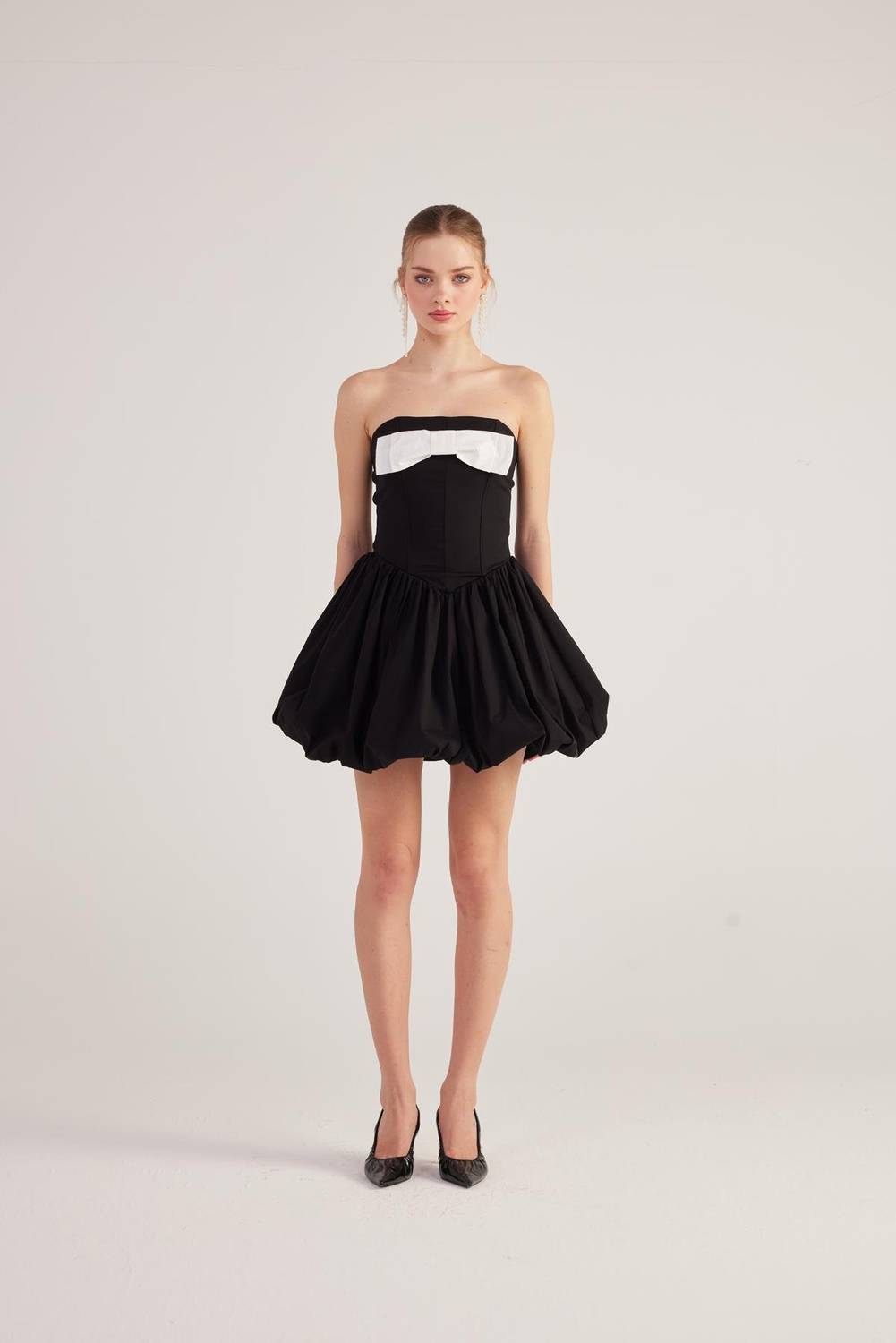 فساتين مارثا كاجوال مزينة بشريط قابل للإزالة وتتوفر بأحجام متعددة لون أسود