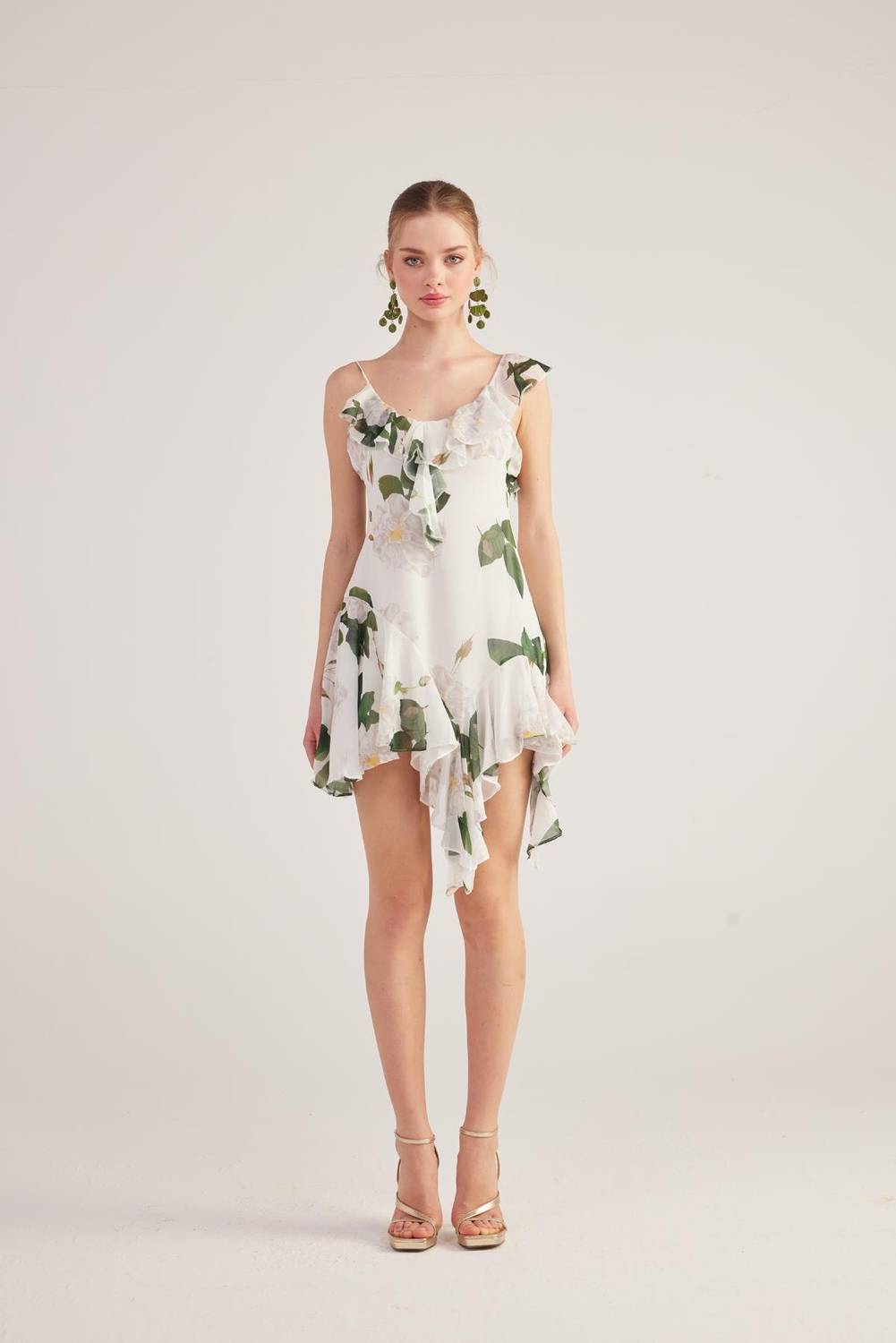 Квіткова плаття Gigi біле з асиметричним кроєм та глибоким вирізом на спині, енергійний стиль для літа